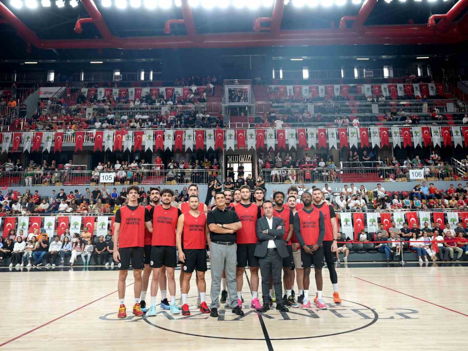 ŞEHİTKAMİL BELEDİYE BAŞKANI VE GAZİANTEP BASKETBOL ONURSAL BAŞKANI UMUT YILMAZ, GAZİANTEP BASKETBOL’UN KENDİ SAHASINDA FİNAL SPOR’U AĞIRLAYACAĞI MAÇ ÖNCESİ TÜM GAZİANTEPLİLERİ KAMİL OCAK SPOR SALONU’NA DAVET ETTİ. GAZİANTEP BASKETBOL’UN SÜPER LİG HEDEFİNİ YİNELEYEN YILMAZ, "BU TAKIMIN YERİ SÜPER LİG