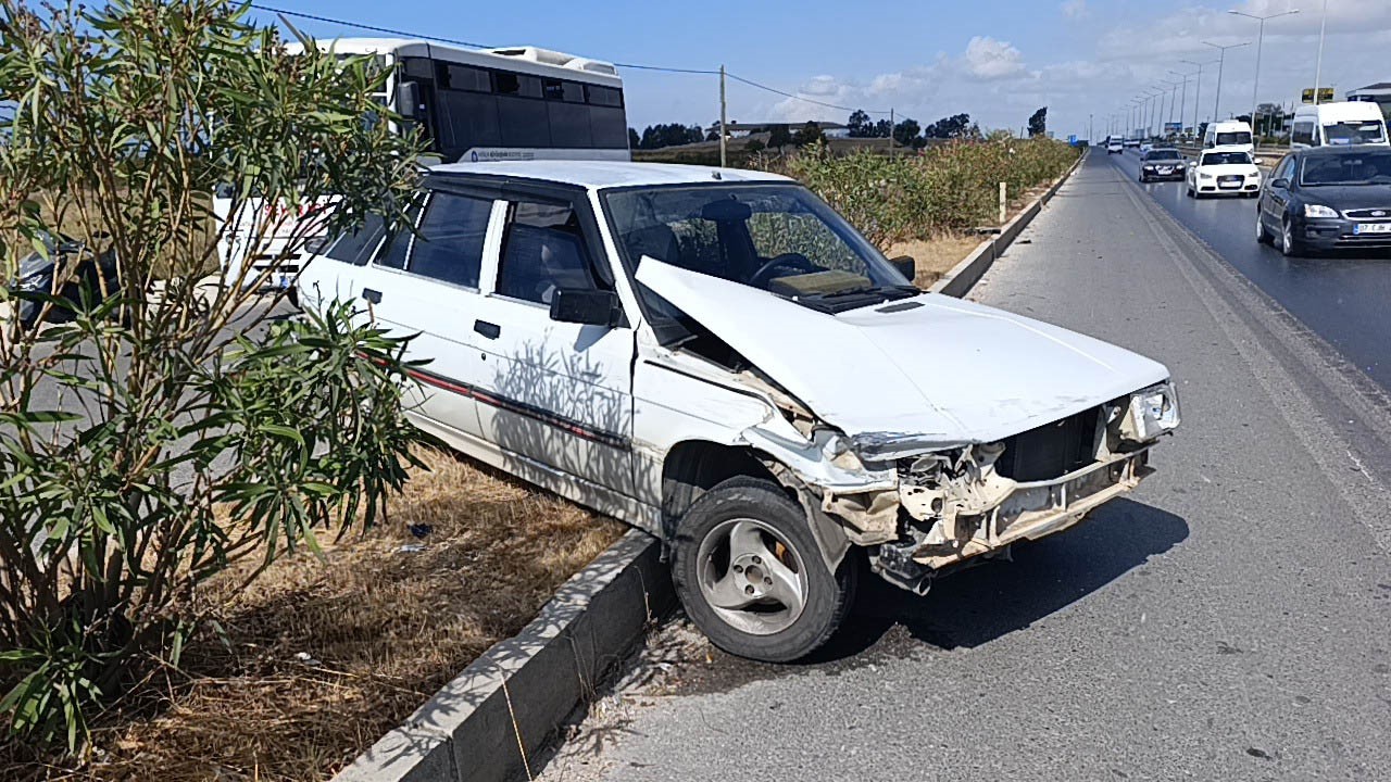 ANTALYA’NIN MANAVGAT İLÇESİNDE OTOMOBİLİN, SÜRÜCÜSÜNÜN DİREKSİYON HAKİMİYETİNİ KAYBETMESİ, AYNI İSTİKAMETTE SEYİR HALİNDEKİ BİR ARACA ÇARPARAK REFÜJDE ASKIDA KALMASI SONUCU MEYDANA GELEN KAZADA ŞANS ESERİ YARALANAN OLMADI.