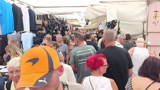 Manavgat semt pazarına turist akını esnafın yüzünü güldürdü