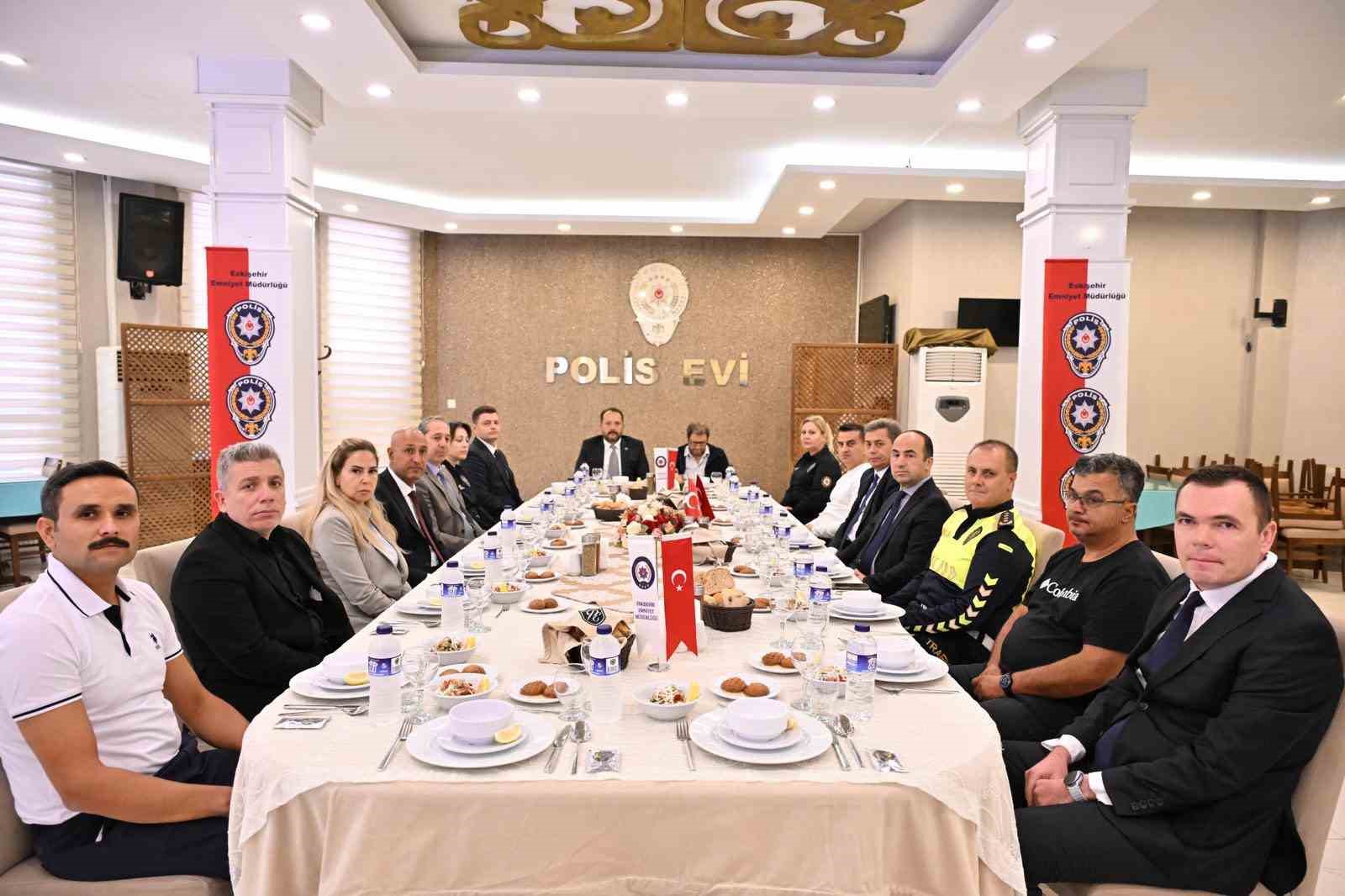 ESKİŞEHİR İL EMNİYET MÜDÜRÜ YILMAZ, 19 EYLÜL GAZİLER GÜNÜ MÜNASEBETİYLE DÜZENLENEN YEMEK PROGRAMINDA GAZİLERLE BİR ARAYA GELDİ.