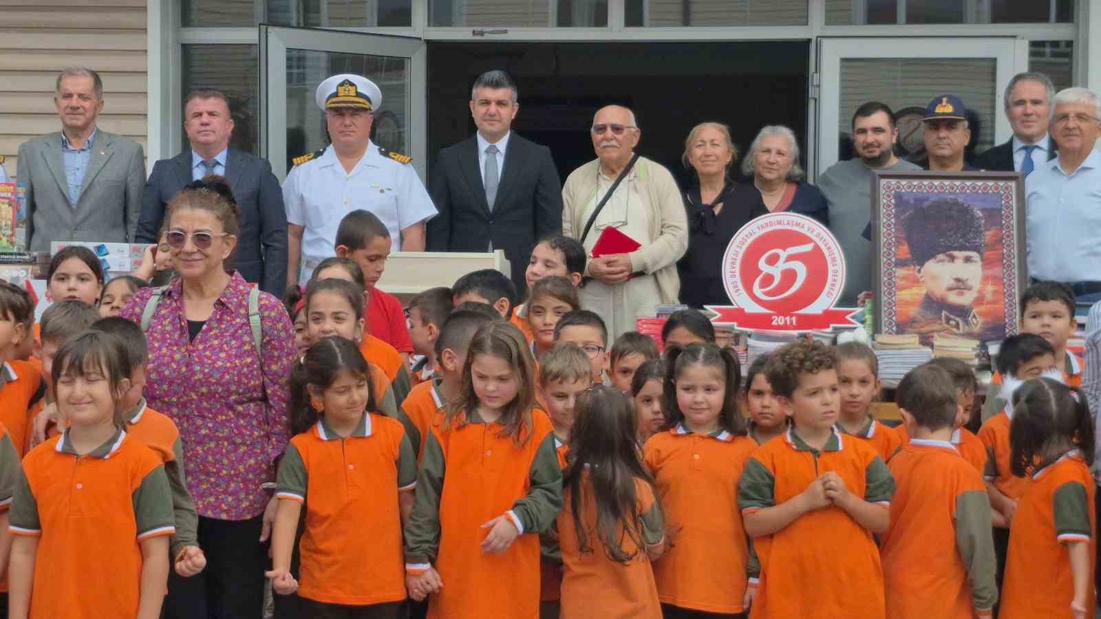 ŞIRNAK'TA 1994 YILINDA TERÖRİSTLERLE GİRDİĞİ SİLAHLI ÇATIŞMADA ŞEHİT OLAN ÜSTEĞMEN AYDIN AYDOĞMUŞ'UN SİLAH ARKADAŞLARI, ŞEHİDİN ADINI TAŞIYAN İLKOKULA  KİTAP, SPOR MALZEMESİ, ZİHİN GELİŞTİREN OYUNCAKLAR, STRATEJİK OYUNLAR HEDİYE ETTİ.