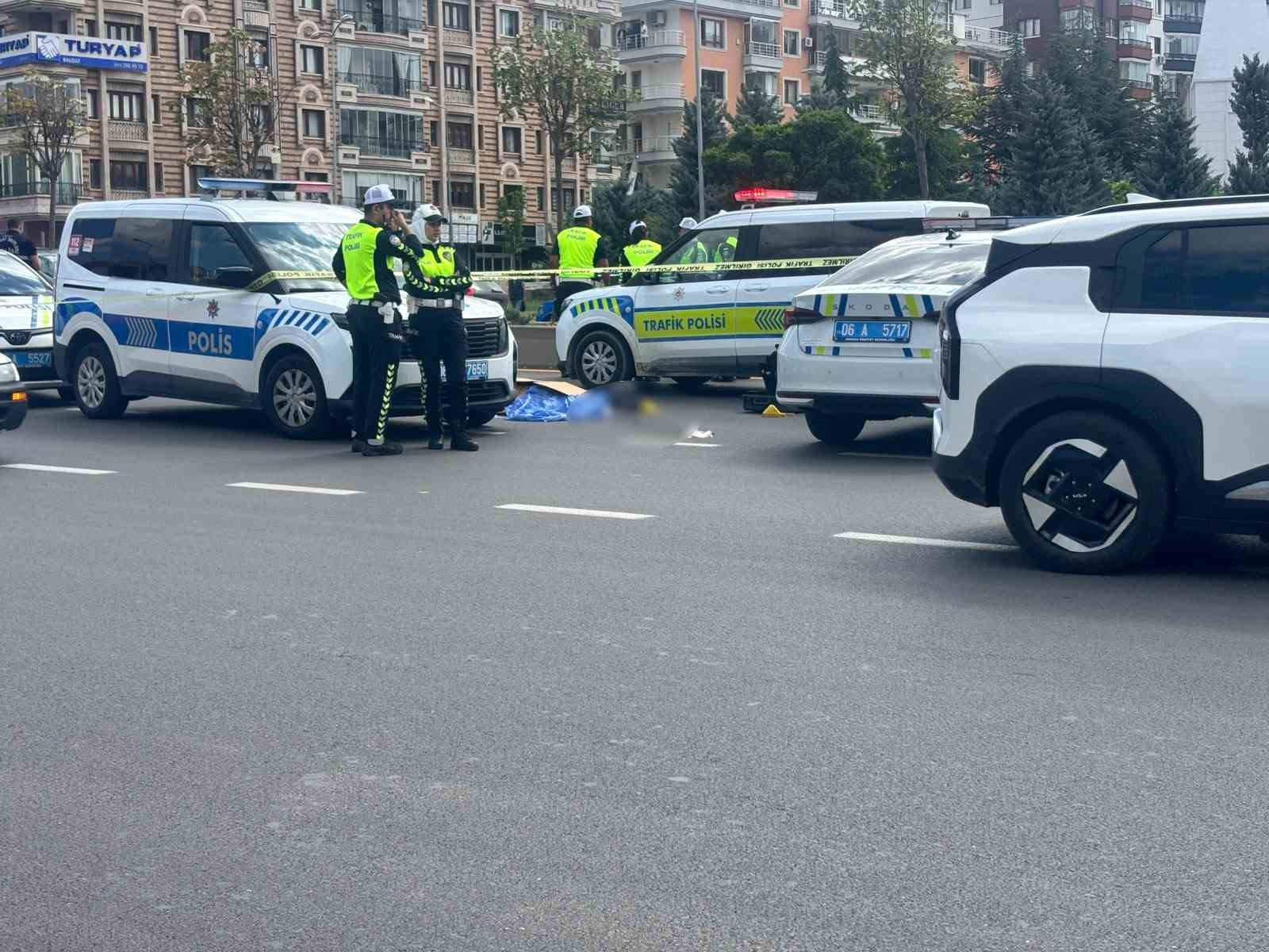 ANKARA’NIN ÇANKAYA İLÇESİNDE OTOYOLDA KARŞIDAN KARŞIYA GEÇMEK İSTEYEN YAYAYA ARABA ÇARPTI. YAYA OLAY YERİNDE HAYATINI KAYBETTİ.