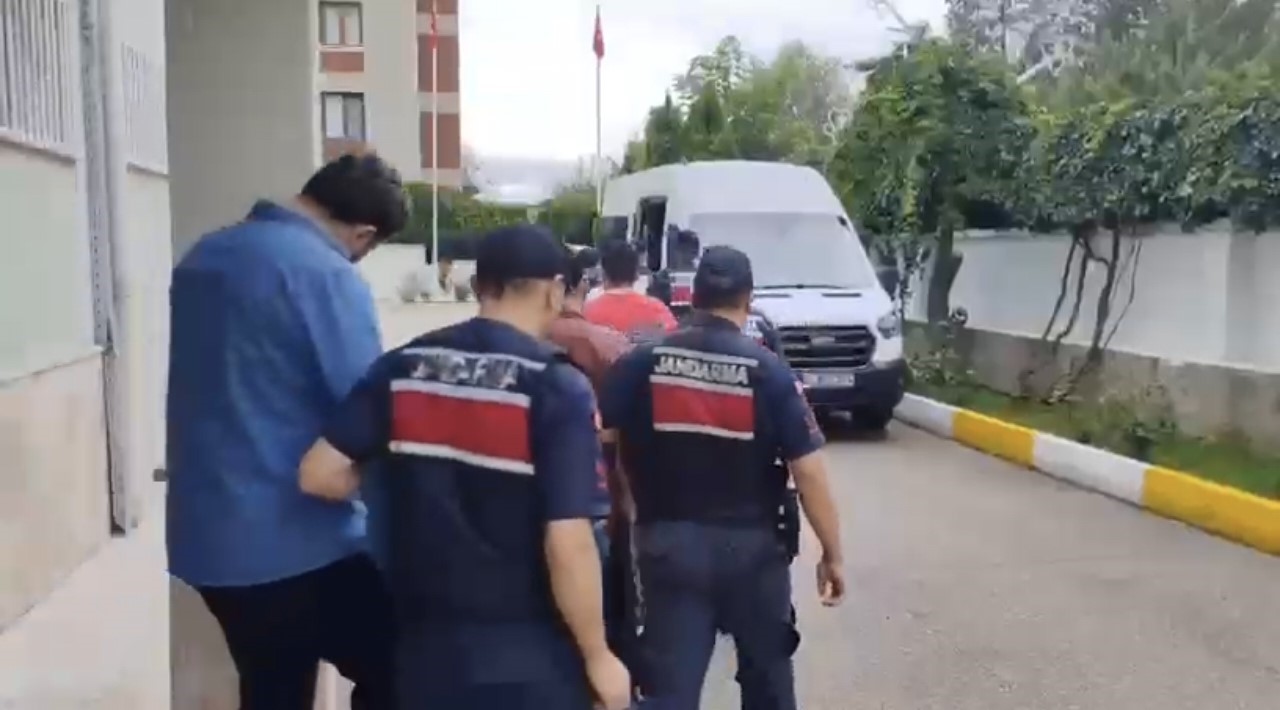 TOKAT MERKEZLİ 7 İLDE DÜZENLENEN DOLANDIRICILIK OPERASYONUNDA GÖZALTINA ALINAN 11 ŞÜPHELİDEN 4’Ü TUTUKLANDI.