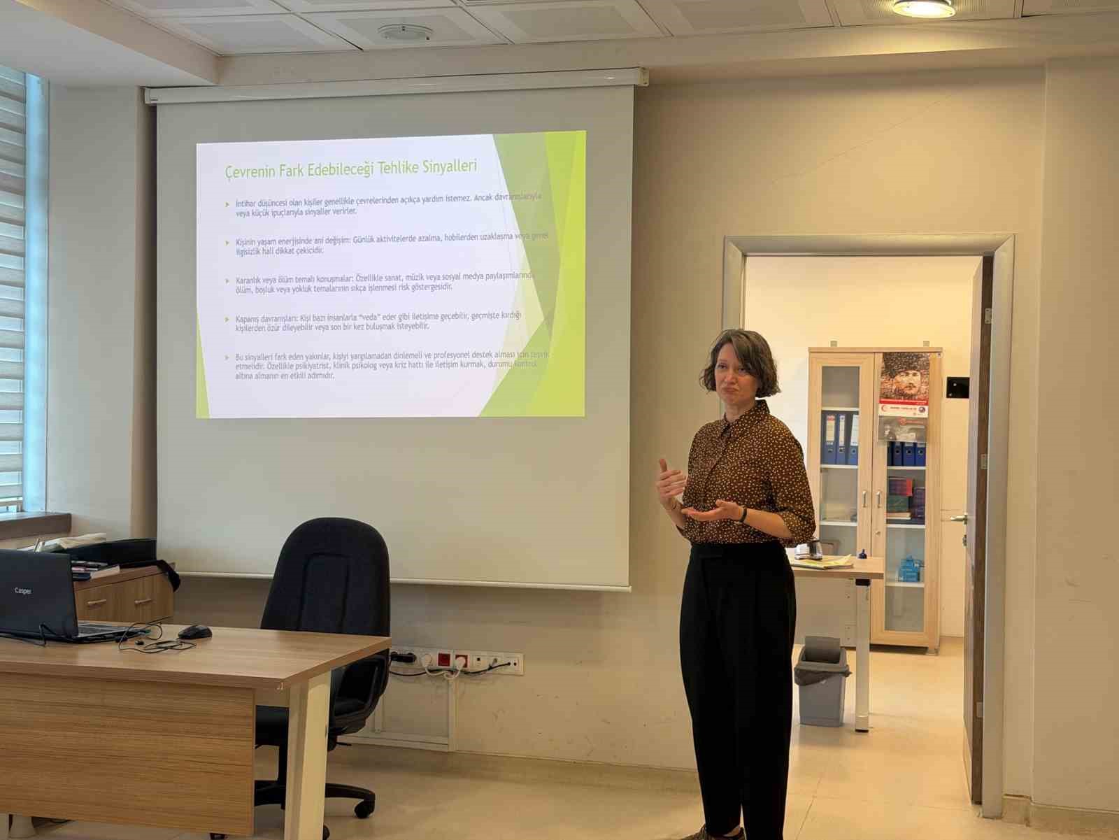 SİNOP SAĞLIKLI HAYAT MERKEZİ’NDE GÖREVLİ PSİKOLOG HAMDİYE DRAMALI TARAFINDAN MERKEZ TOPLUM SAĞLIĞI MERKEZİ PERSONELİNE "STRESLE BAŞA ÇIKMA VE İNTİHARI ÖNLEME" EĞİTİMİ VERİLDİ.