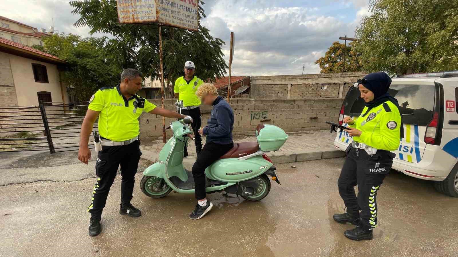 KARAMAN’DA TRAFİK POLİSLERİNİN GERÇEKLEŞTİRDİĞİ DENETİMDE TERS YÖNDE SEYREDEN VE KASK TAKMAYAN 16 YAŞINDAKİ MOTOSİKLET SÜRÜCÜSÜNE 12 BİN 500 LİRA PARA CEZASI UYGULANDI.