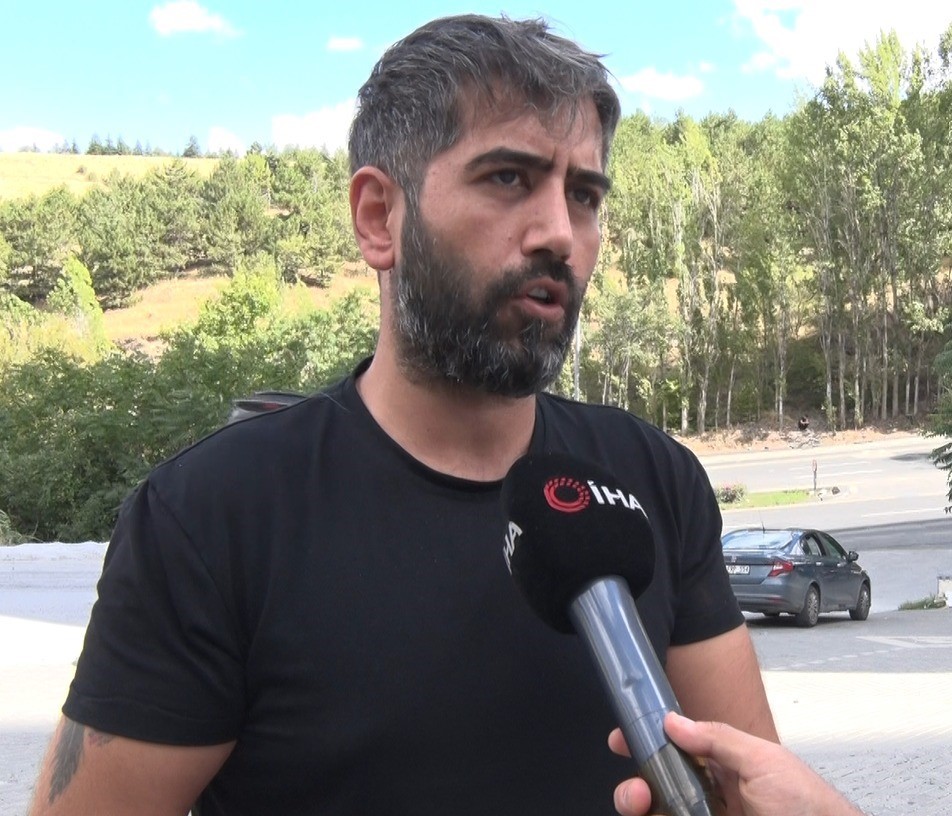 ALPER KURT, "AĞABEYİM YOLA ÇIKMAK İÇİN GELDİĞİNDE ORADA BEKLİYOR, GEÇEN ARAÇLARA YOL VERMEYE ÇALIŞIYOR. AMA MİKSER ŞOFÖRÜ YOLDAN ÇOK AŞIRI HIZLI BİR ŞEKİLDE GELİP, SOL ŞERİTTEN GELİP SAĞ ŞERİDE HİÇ MANEVRA YAPMADAN DİREKT BENİM AĞABEYİME KASITLI BİR ŞEKİLDE VURUYOR. CİNAYET GİBİ BİR KAZAYA SEBEP OLU