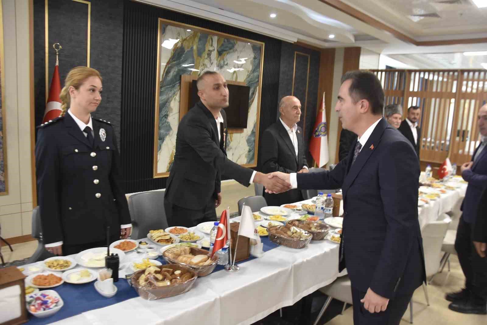 BİTLİS’TE GAZİLER GÜNÜ DOLAYISIYLA PROTOKOL ÜYELERİ GAZİLERLE SABAH KAHVALTISINDA BİR ARAYA GELDİ.