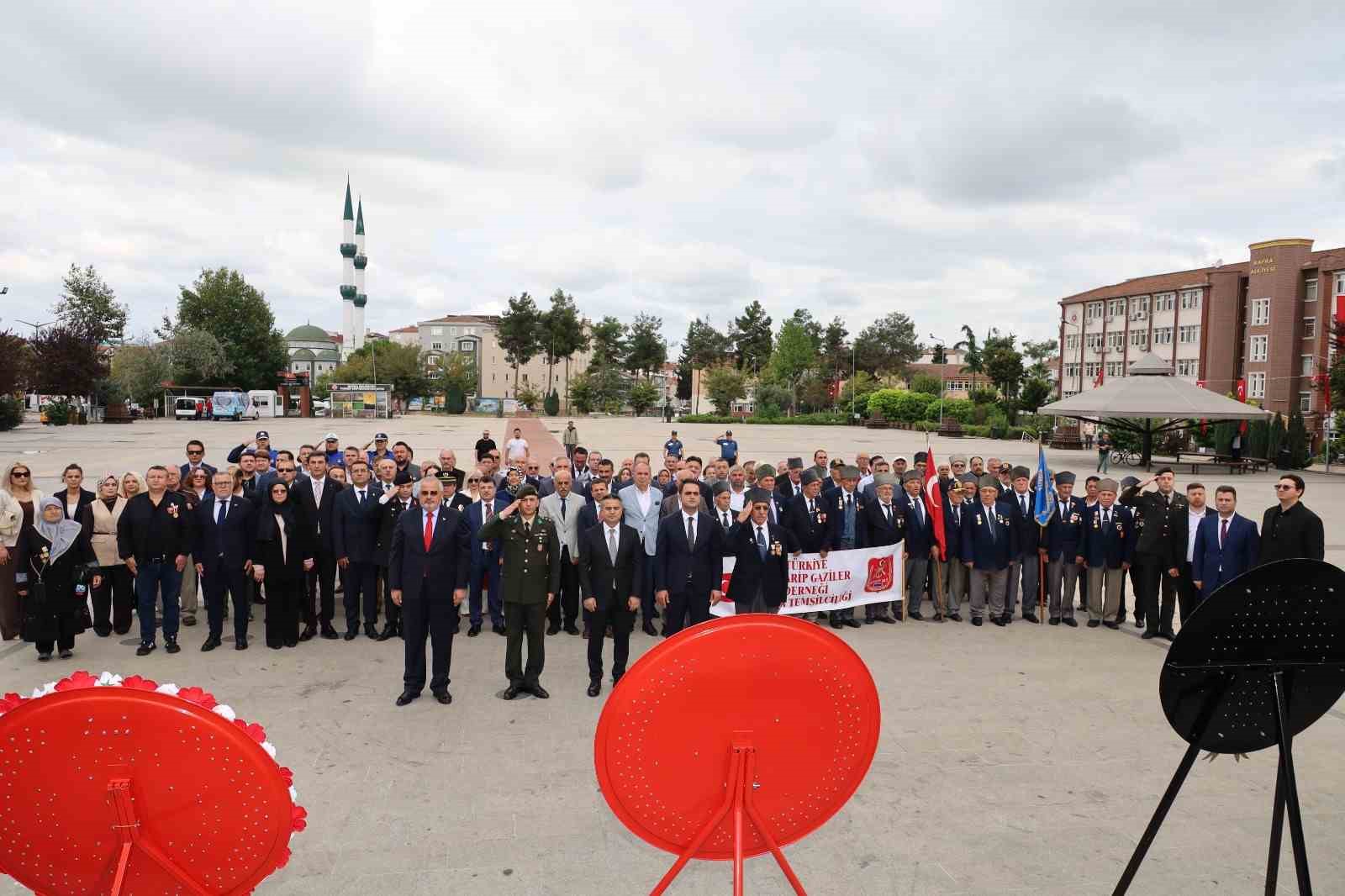 SAMSUN’UN BAFRA İLÇESİNDE 19 EYLÜL GAZİLER GÜNÜ DOLAYISIYLA DÜZENLENEN PROGRAMLARDA GAZİLER VE ŞEHİT AİLELERİ BİR ARAYA GELDİ. BAFRA KAYMAKAMI DR. MUSTAFA ALTINPINAR, GAZİLERİN TAŞIDIĞI HER YARANIN VATAN SEVGİSİ, FEDAKÂRLIK VE CESARETİN NİŞANESİ OLDUĞUNU SÖYLEDİ.