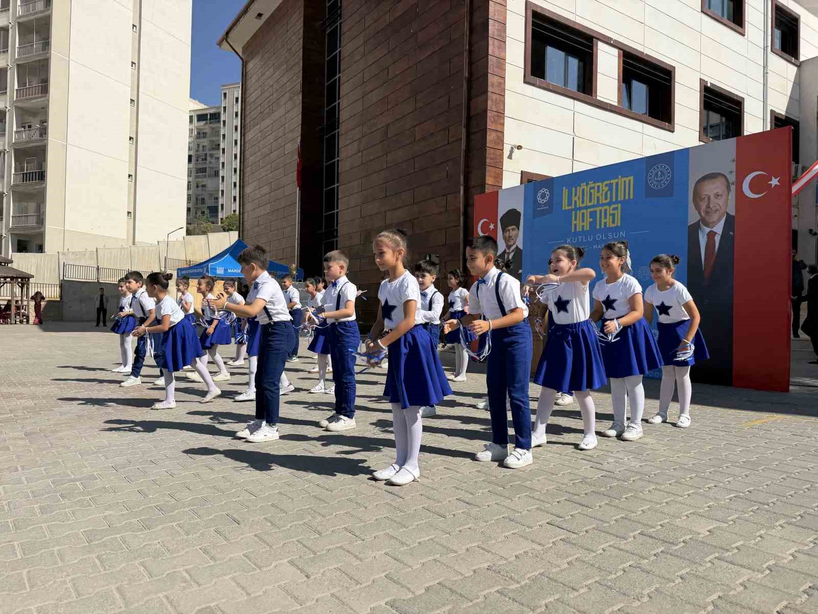 ÖĞRENCİLERİN GÜNÜN ANLAM VE ÖNEMİNİ BELİRTEN ŞİİRLER OKUDUĞU PROGRAMDA, HALK OYUNLARI GÖSTERİSİ SUNULDU.