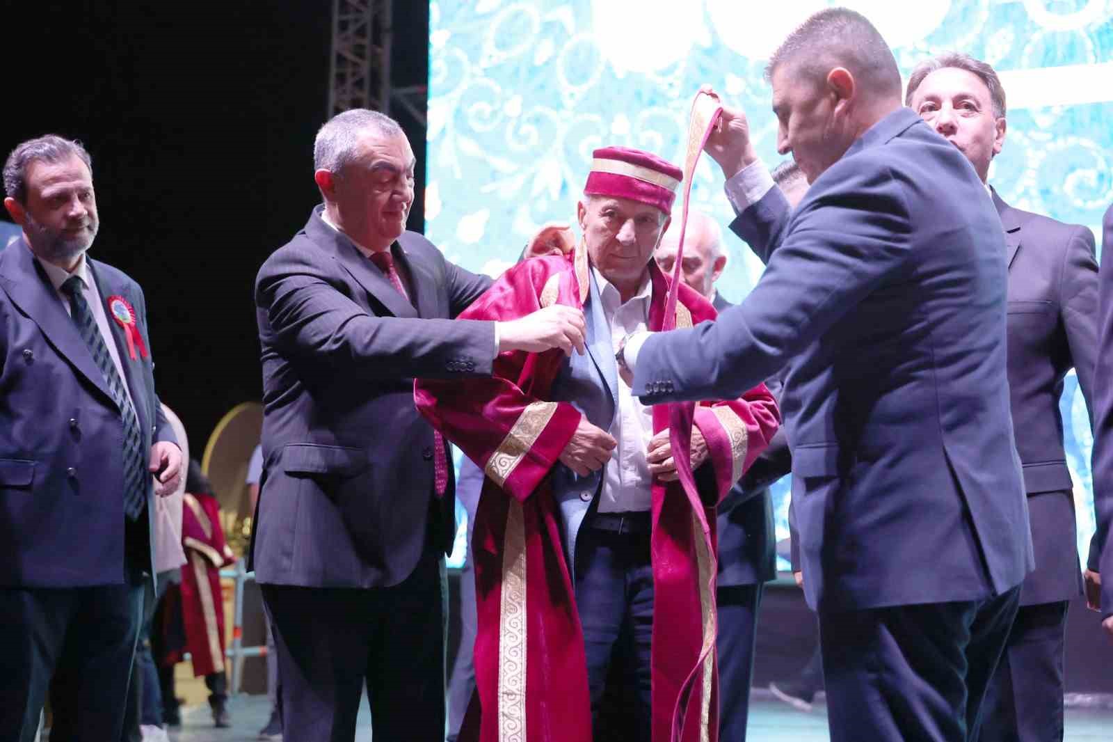 KAYSERİ SANAYİ ODASI (KAYSO) YÖNETİM KURULU TARAFINDAN 39. AHİLİK HAFTASI KAPSAMINDA 'YILIN AHİSİ' SEÇİLEN SANAYİCİ MUSTAFA SUAT KÖYLÜOĞLU, DÜZENLENEN PROGRAMDA KAFTAN GİYDİ.