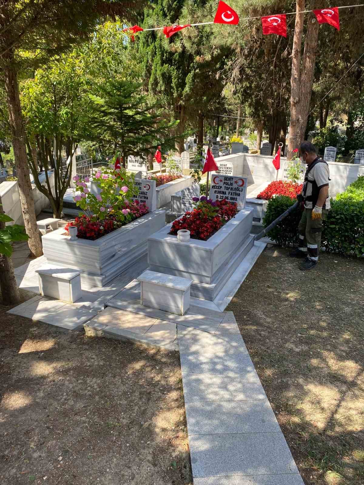 KOCAELİ GENELİNDEKİ MEZARLIKLARDA BAKIM VE TEMİZLİK ÇALIŞMALARINI SÜRDÜREN EKİPLER, BAĞÇEŞME MEZARLIĞI’NDA YABANİ OT TEMİZLİĞİ VE AĞAÇ BUDAMASI YAPARKEN, ASKERİ ŞEHİTLİK VE POLİS ŞEHİTLİĞİ’NDE DE ÇEVRE DÜZENLEMESİ GERÇEKLEŞTİRDİ.