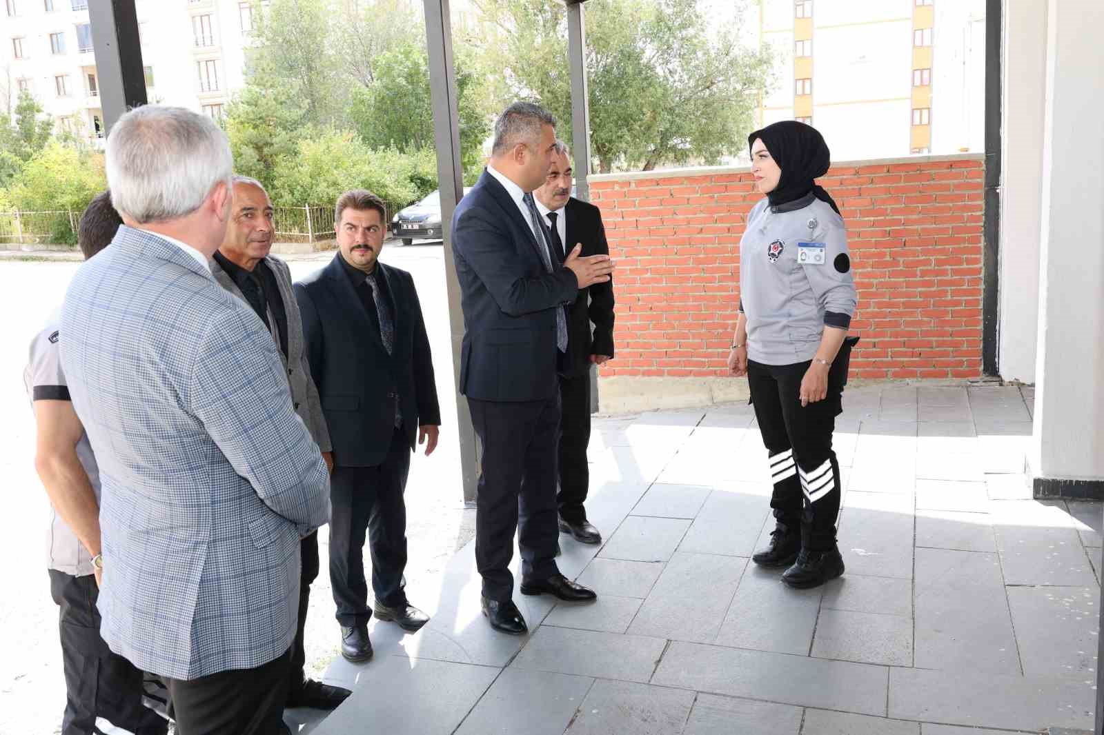 İL MİLLÎ EĞİTİM MÜDÜRÜ SÜLEYMAN EKİCİ, OKUL ZİYARETLERİ KAPSAMINDA TYP PROGRAMI İLE OKULLARDA OKUL BAHÇE GÖREVLİSİ OLARAK GÖREVE BAŞLAYAN PERSONELLE  BİR ARAYA GELDİ.