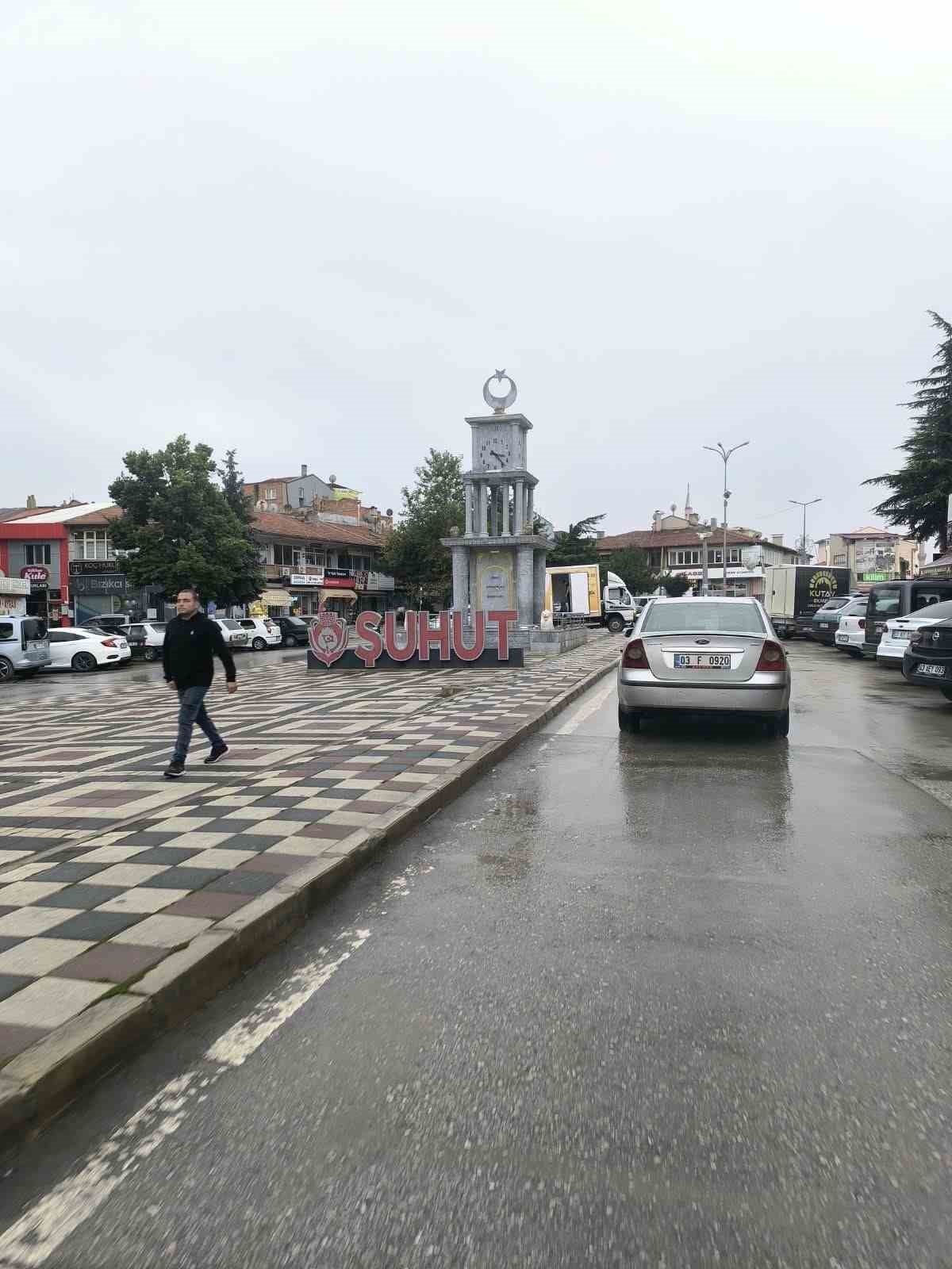 AFYONKARAHİSAR’IN ŞUHUT İLÇESİNDE YAĞIŞLI HAVA ETKİLİ OLURKEN, YAĞIŞLA BİRLİKTE HAVA SICAKLIKLARI DA AZALDI.