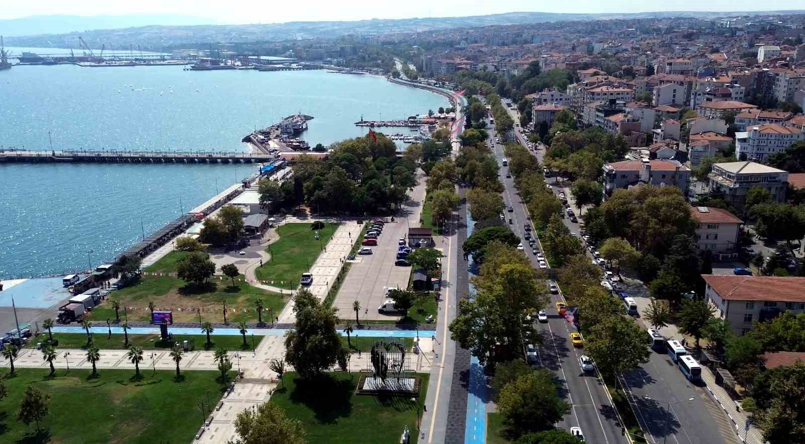 SAHİL ALANI 194 KAMERA İLE 7 GÜN 24 SAAT İZLENİRKEN, YAYA VE BİSİKLET YOLLARINA KURALLARA AYKIRI ŞEKİLDE GİREN MOTORLU ARAÇLARA 3 BİN 705 TL İDARİ PARA CEZASI UYGULANIYOR.