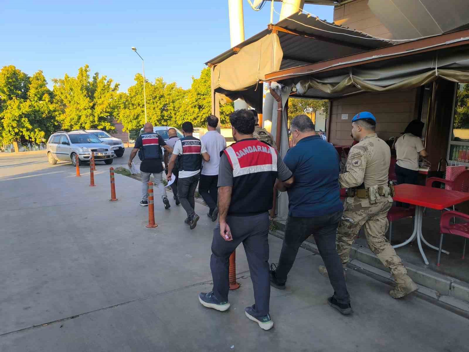 İZMİR’DE, FETULLAHÇI TERÖR ÖRGÜTÜ’NÜN (FETÖ) GÜNCEL YAPILANMASINA YÖNELİK MİT VE JANDARMA EKİPLERİNCE DÜZENLENEN ŞAFAK OPERASYONUNDA, ÖRGÜTE FON SAĞLADIĞI TESPİT EDİLEN 21 ŞÜPHELİ GÖZALTINA ALINDI.