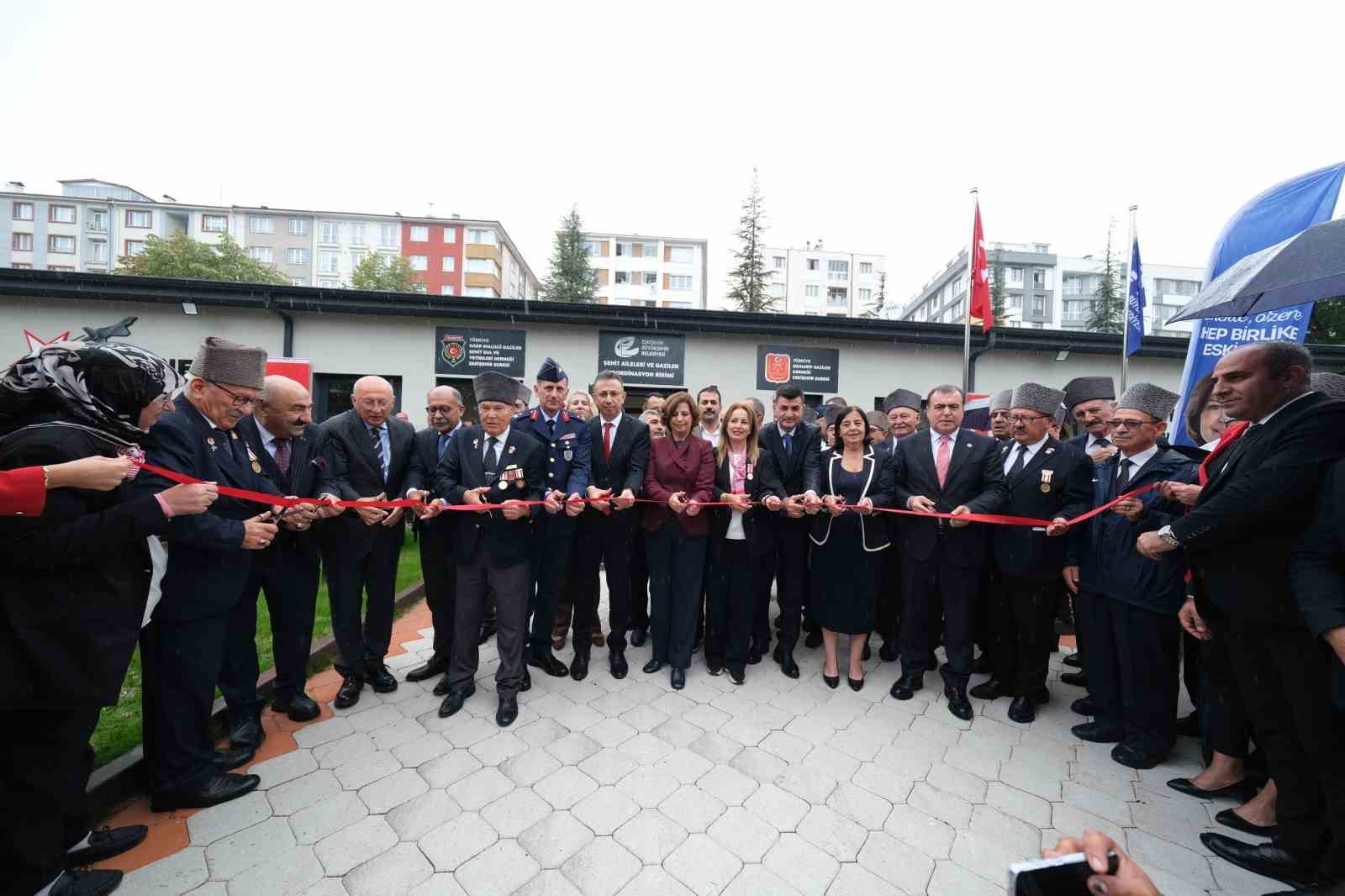 ESKİŞEHİR BÜYÜKŞEHİR BELEDİYESİ TARAFINDAN BÜYÜK PARK İÇERİSİNDE YAPIMI TAMAMLANAN ŞEHİT YAKINLARI VE GAZİLER DERNEKLER YERLEŞKESİ-KOORDİNASYON BİRİMİ, 19 EYLÜL GAZİLER GÜNÜ ÖNCESİNDE DÜZENLENEN TÖRENLE HİZMETE GİRDİ.