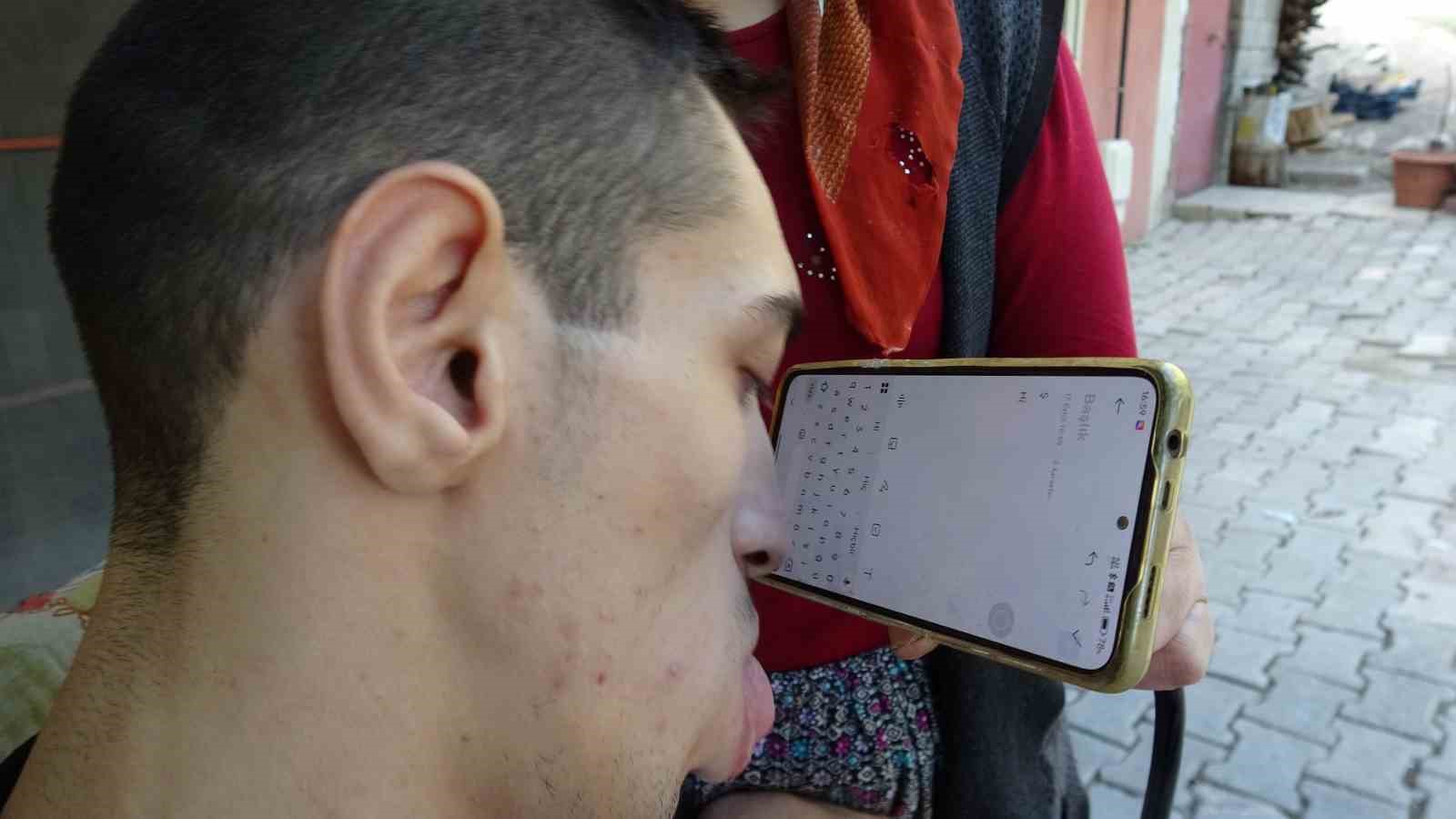 MALATYA'DA DOĞUM SIRASINDA OKSİJENSİZ KALMASI SONUCU YÜZDE 95 FİZİKSEL ENGELLİ OLAN OSMAN YILDIRIM, ELLERİNİ KULLANAMAMASINA RAĞMEN AKILLI TELEFONUNU BURNUYLA KULLANARAK FATURALARINI ÖDÜYOR, SOSYAL MEDYADA İÇERİK ÜRETİYOR VE ŞİİR YAZIYOR.