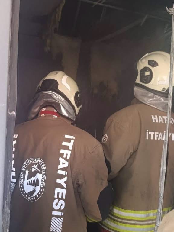 ANTAKYA’NIN ALAATTİN MAHALLESİ’NDE ÇIKAN KONTEYNER YANGININA EKİPLERİN MÜDAHALESİNDEN GÖRÜNTÜLER.