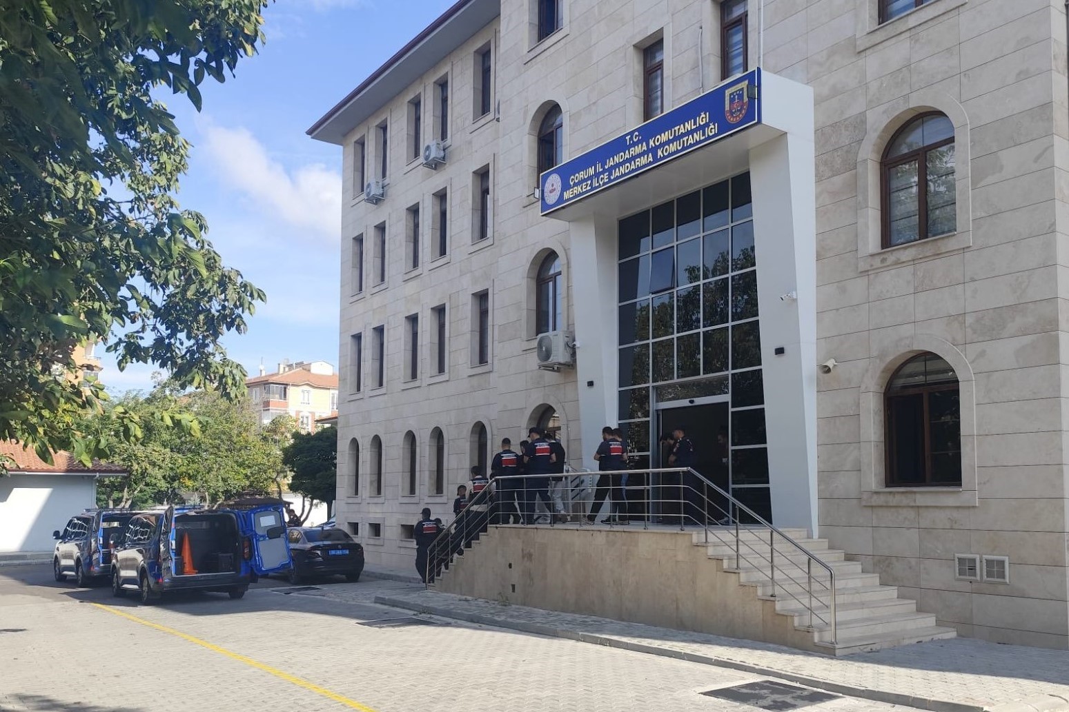 SOSYAL MEDYADA, EYLEM SENARYOLARI, BOMBA YAPIMI, MOLOTOF HAZIRLAMA, UZUN NAMLULU SİLAH KULLANIMI GİBİ EĞİTİM İÇERİKLERİ PAYLAŞIP, ÇEŞİTLİ İDEOLOJİLER ALTINDA ÖRGÜTLENDİKLERİ TESPİT EDİLEN 9 ŞÜPHELİ JANDARMA EKİPLERİ TARAFINDAN ÇORUM MERKEZLİ 3 İLDE DÜZENELEN OPERASYONLA GÖZALTINA ALINDI.