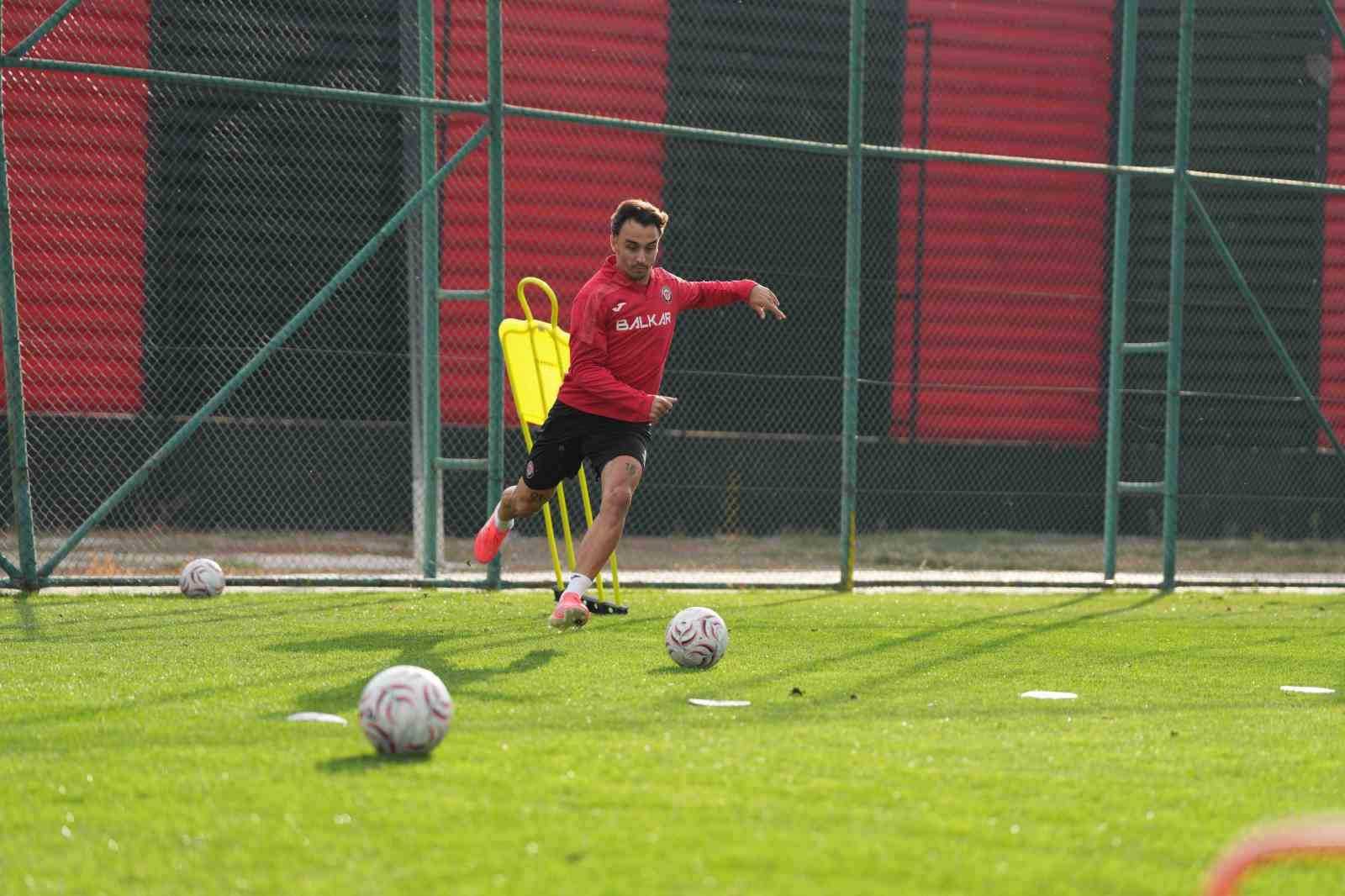 ÇORUM FK, TRENDYOL SÜPER LİG'İN 6'NCI HAFTASINDA EVİNDE ALANYASPOR İLE OYNAYACAĞI MAÇIN HAZIRLIKLARINI SÜRDÜRDÜ.