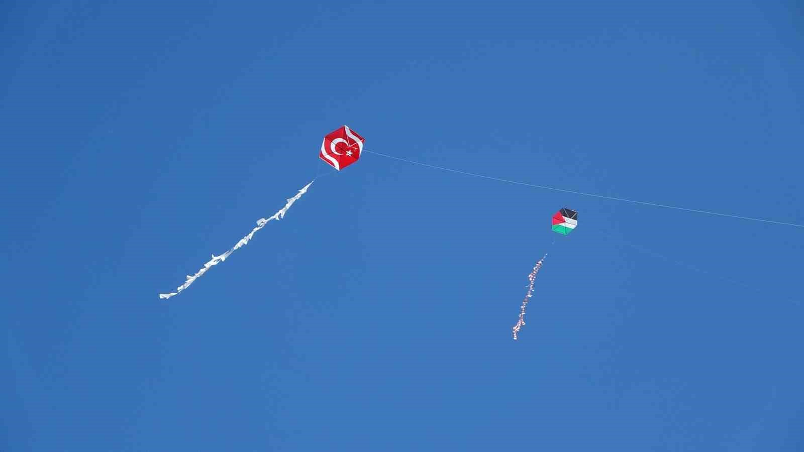 ARDAHAN'DA ÇOCUKLAR, İŞGAL ALTINDAKİ GAZZE'DEKİ ÇOCUKLARLA DAYANIŞMA İÇİNDE OLMAK İÇİN HAZIRLADIKLARI UÇURTMALARI GÖKYÜZÜNE BIRAKTI.