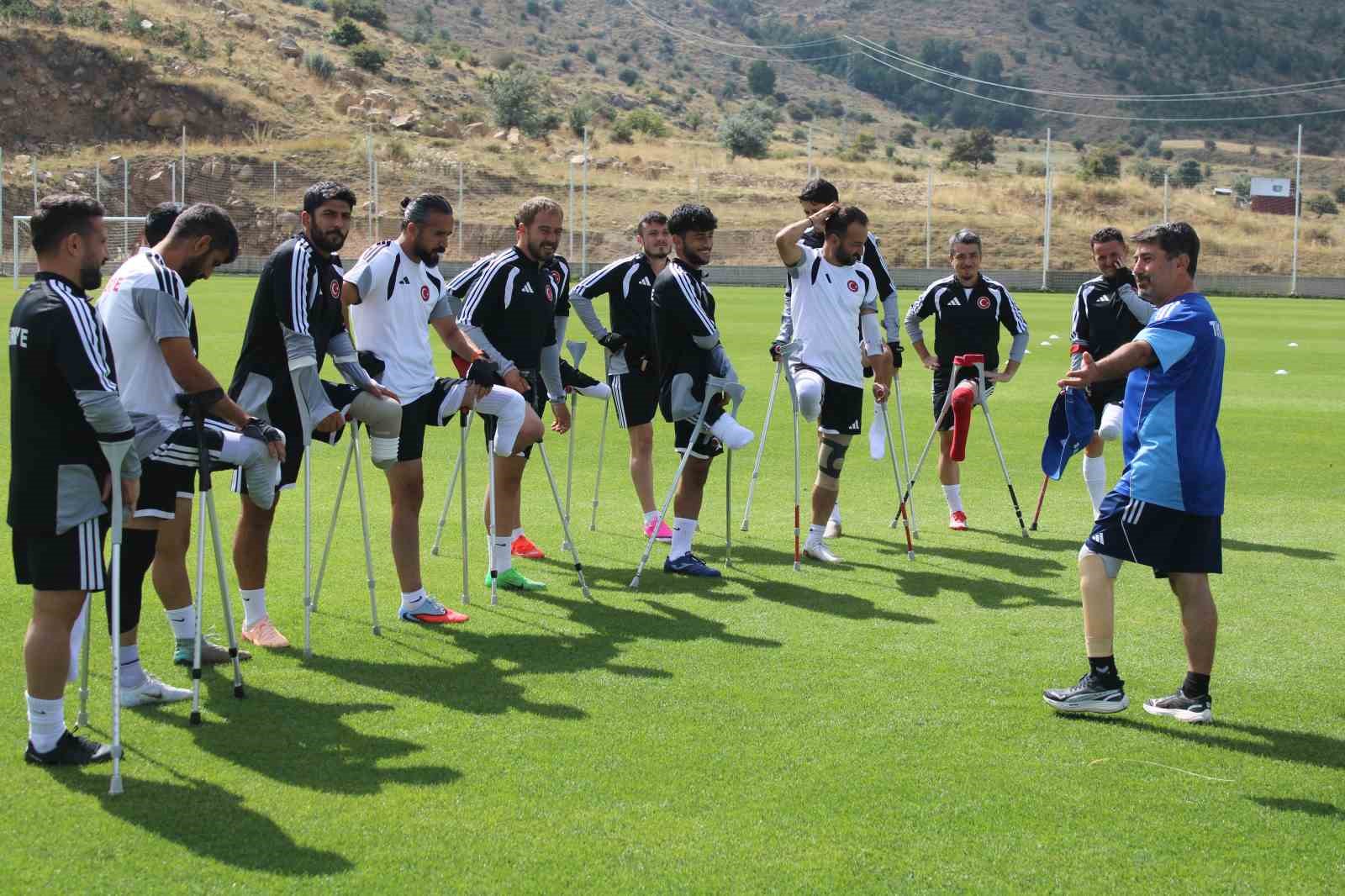 AMPUTE FUTBOL MİLLİ TAKIMI TEKNİK DİREKTÖRÜ İSMAİL TEMİZ, YİNE DÜNYA ŞAMPİYONU OLMAK İSTEDİKLERİNİ BELİRTEREK, "TÜRK BAYRAĞININ DALGALANDIĞI YERDE O BAYRAK ZİRVEDE OLMAK ZORUNDA DİYE DÜŞÜNÜYORUZ" DEDİ.