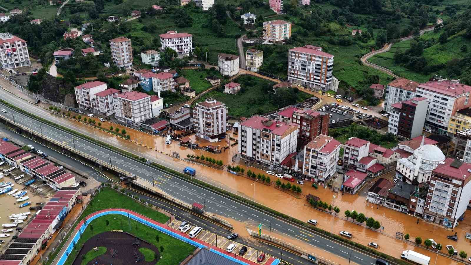 DOĞU KARADENİZ BÖLGESİ'NDE DÜN AKŞAM SAATLERİNDEN İTİBAREN BAŞLAYAN ŞİDDETLİ YAĞIŞ RİZE'NİN SAHİL KESİMİNDEKİ İLÇELERİNDEN İYİDERE İLÇESİNDE CİDDİ HASARLARA YOL AÇARKEN, İLÇE MERKEZİ GÖLE DÖNDÜ.
