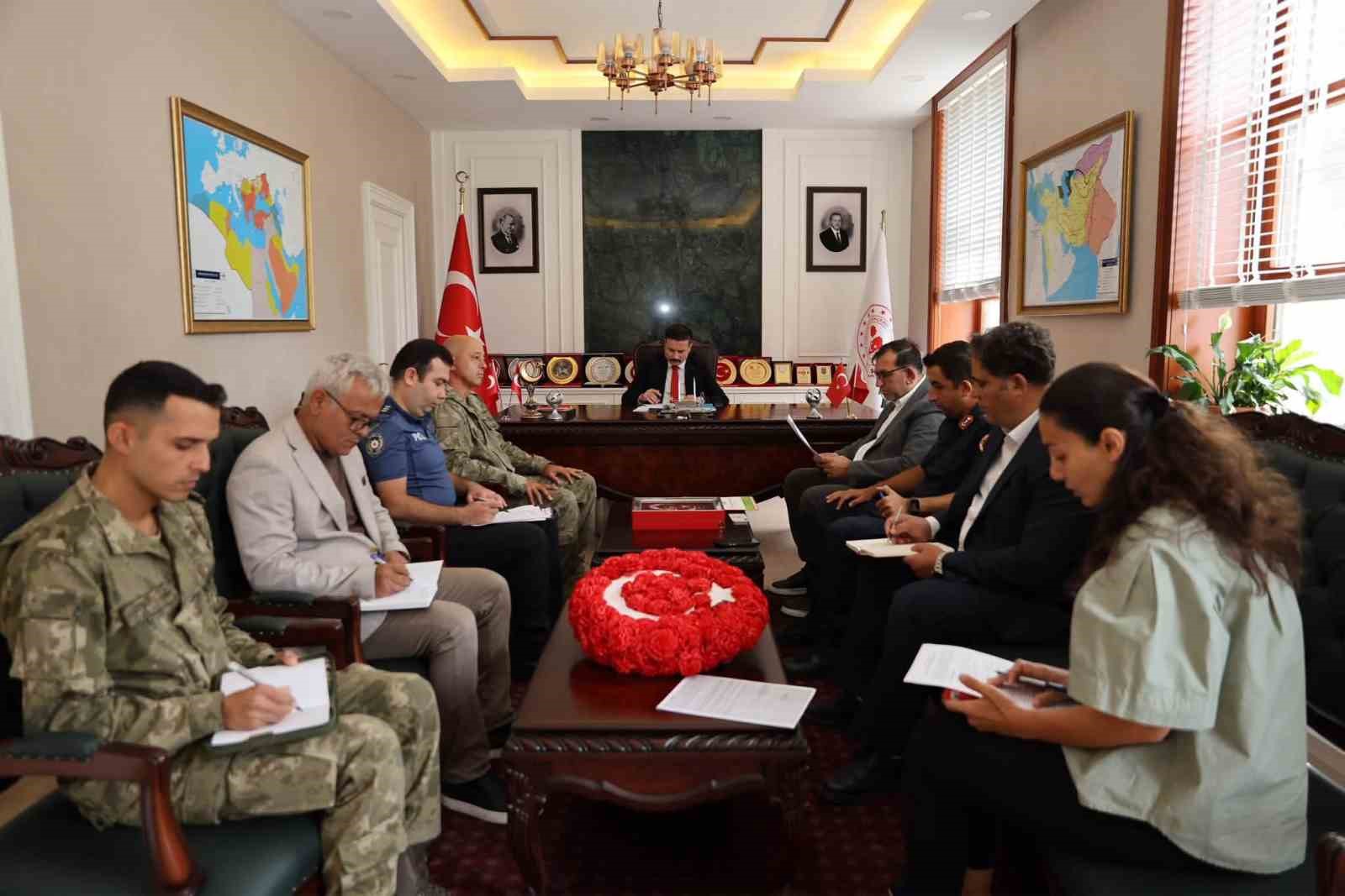 ÇANAKKALE'NİN GÖKÇEADA İLÇESİ KAYMAKAMI OSMAN ACAR BAŞKANLIĞINDA, 19 EYLÜL GAZİLER GÜNÜ İLE 22 EYLÜL GÖKÇEADA'NIN KURTULUŞ GÜNÜ ÇERÇEVESİNDE GERÇEKLEŞTİRİLECEK ETKİNLİKLERİN PLANLANMASI AMACIYLA KOMİTE TOPLANTISI DÜZENLENDİ.