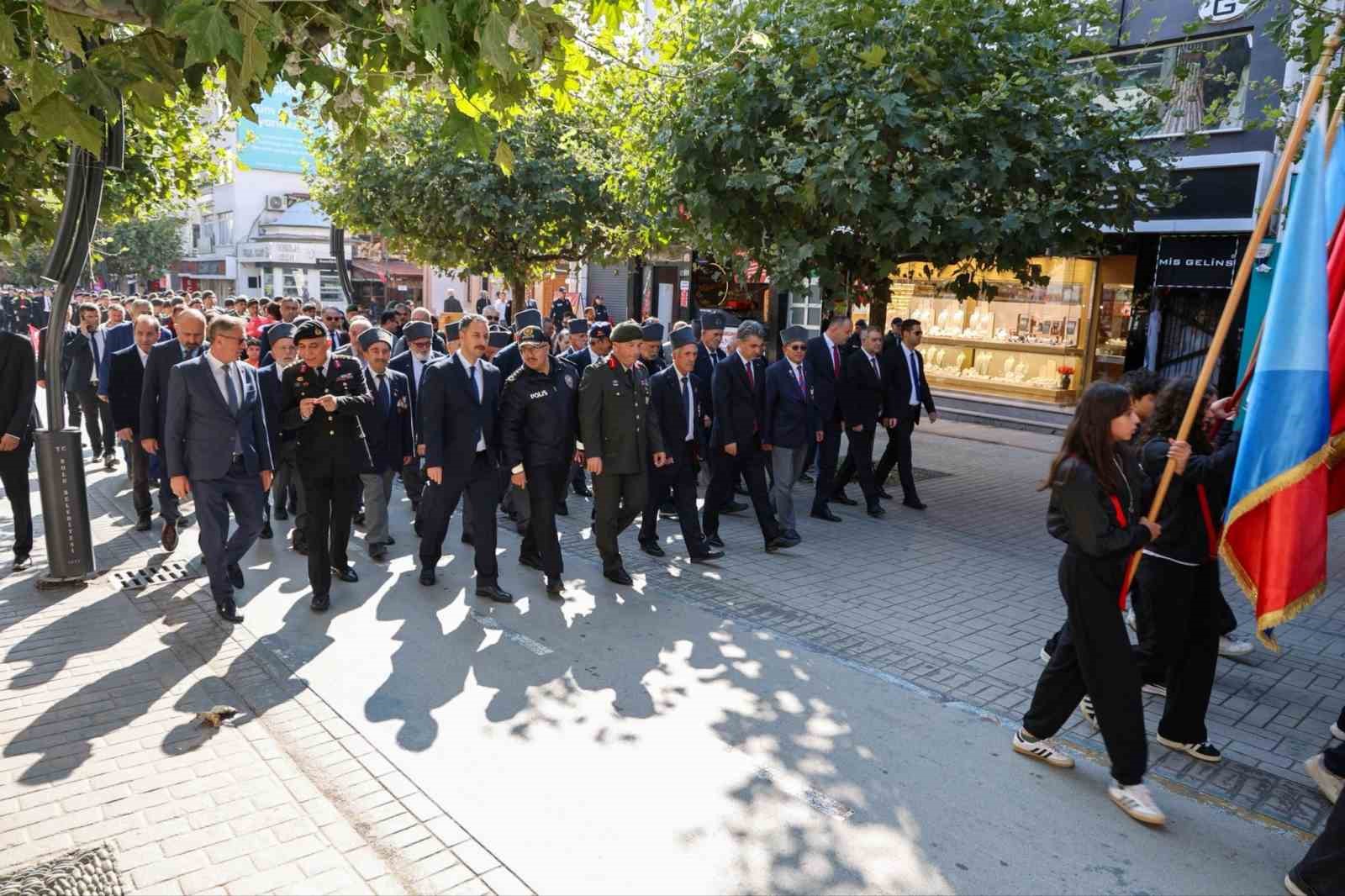 BOLU'DA 19 EYLÜL GAZİLER GÜNÜ DOLAYISIYLA İZZET BAYSAL CADDESİ'NDE KORTEJ YÜRÜYÜŞÜ YAPILDI.