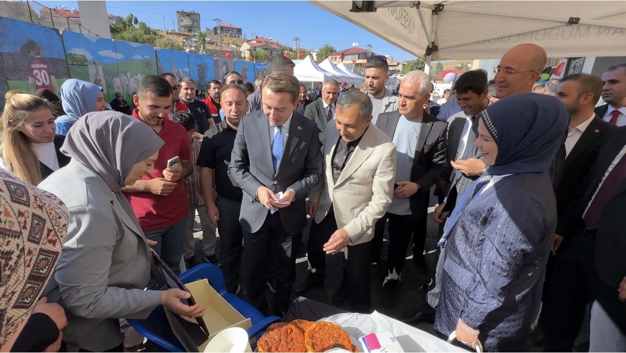 HAKKARİ'NİN YÜKSEKOVA HALK EĞİTİM MERKEZİ MÜDÜRLÜĞÜ İLE AİLE DESTEK MERKEZİ (ADEM) BÜNYESİNDEKİ KURSİYERLERİN EL EMEĞİYLE HAZIRLANAN ÜRÜNLER SERGİLENDİ.