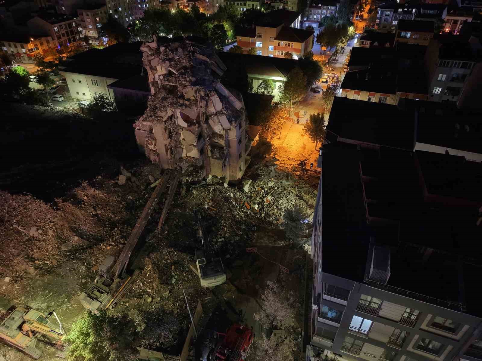 KÜÇÜKÇEKMECE’DE YIKIM ÇALIŞMASINDA ÇÖKEN BİNADA ARAMA ÇALIŞMALARI SONA ERDİ