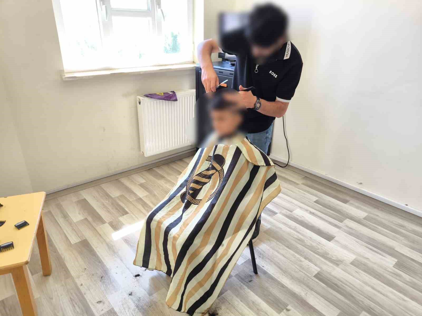 HAKKARİ DENETİMLİ SERBESTLİK MÜDÜRLÜĞÜ TARAFINDAN ÇOCUKLARIN YÜZÜNÜ GÜLDÜRMEK VE TOPLUMSAL DAYANIŞMAYI GÜÇLENDİRMEK AMACIYLA DÜZENLENEN SOSYAL SORUMLULUK PROJESİ KAPSAMINDA, BAY KÖYÜ İLKOKULU ÖĞRENCİLERİNE SAÇ KESİMİ VE BAKIM HİZMETİ SUNULDU.