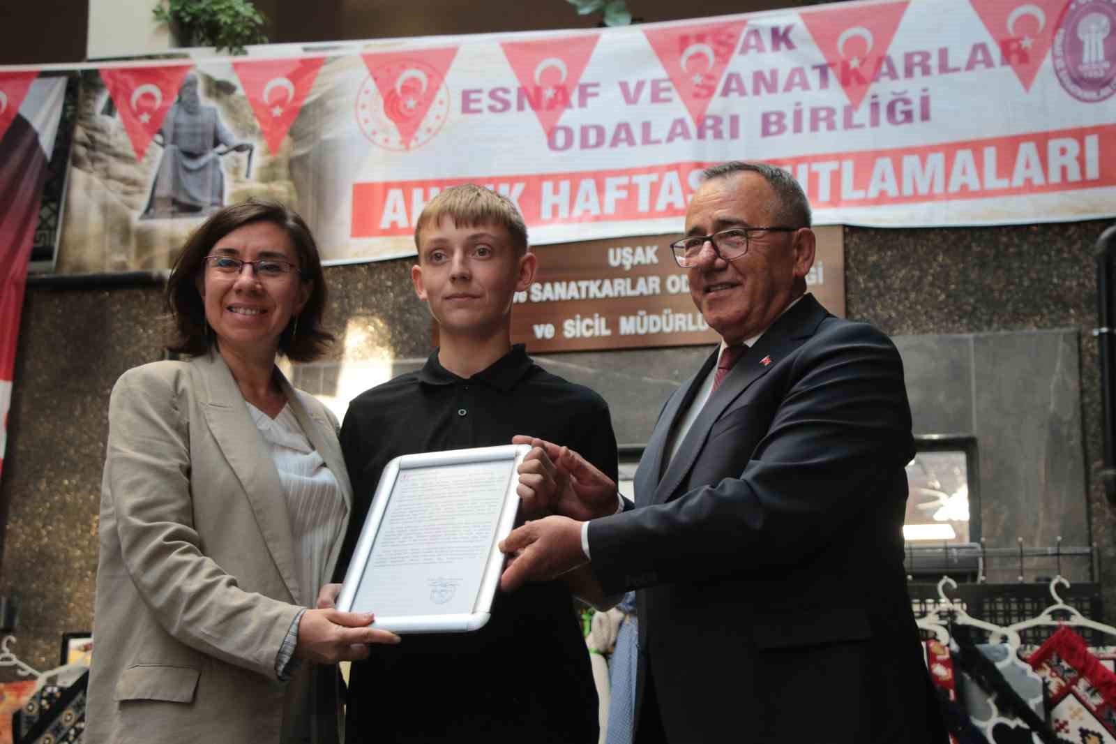 UŞAK’TA AHİLİK HAFTASI ÇEŞİTLİ ETKİNLİKLERLE KUTLANIRKEN, YILIN AHİSİ 46 YILDIR TERZİLİK YAPAN YÜCEL KARABULUT’UN CÜBBESİ GİYDİRİLDİ.