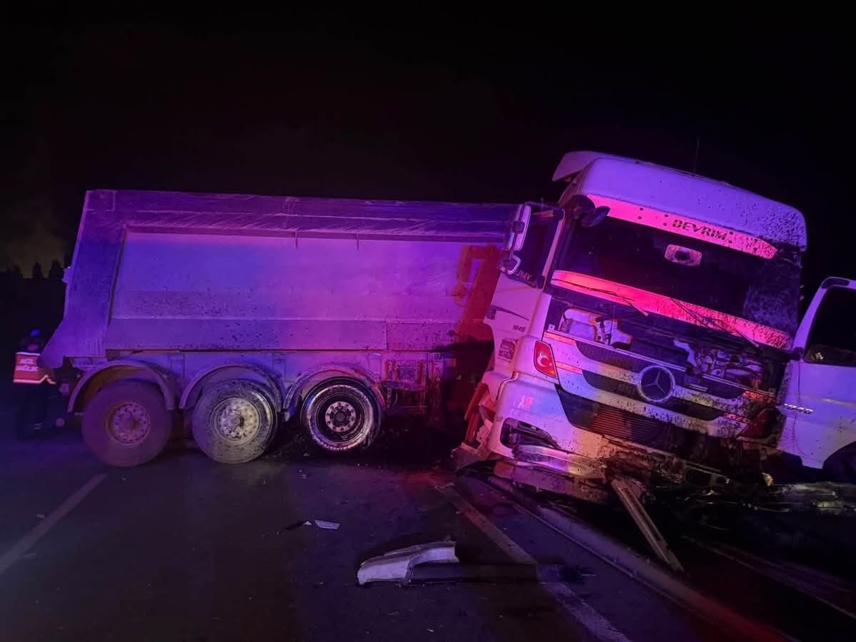 MUĞLA’NIN YATAĞAN İLÇESİNDE MEYDANA GELEN TRAFİK KAZASINDA KONTROLDEN ÇIKAN TIR, ORTA BARİYERLERİ AŞARAK KARŞI ŞERİDE GEÇTİ. TIR’IN OTOMOBİLLE ÇARPIŞMASI SONUCU 2 KİŞİ YARALANDI.
