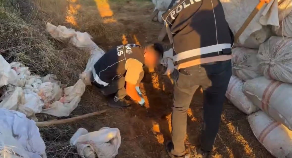 BİNGÖL'ÜN GENÇ İLÇESİNDE DÜZENLENEN UYUŞTURUCU OPERASYONUNDA 4 KİLO 450 GRAM ESRAR ELE GEÇİRİLDİ.
