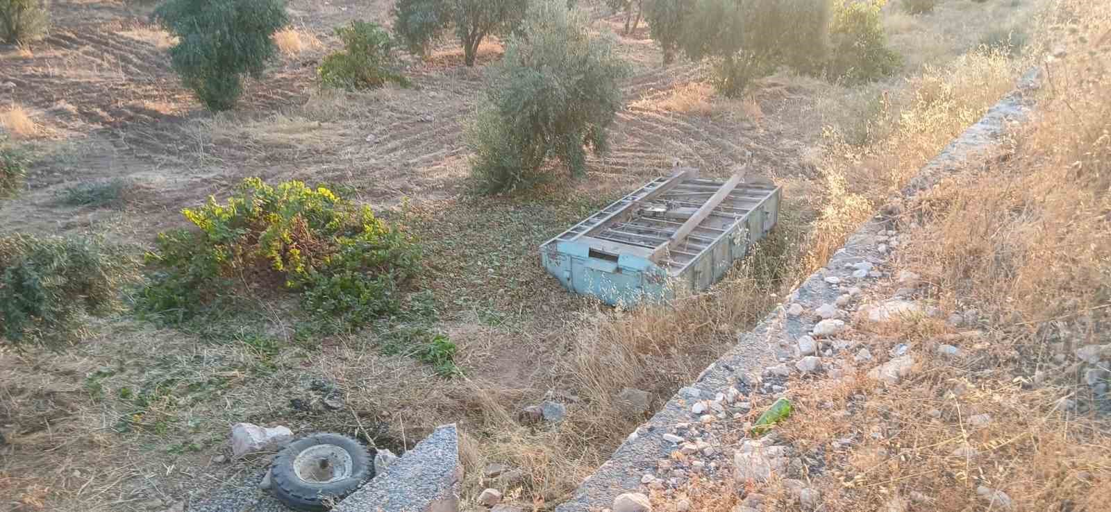 ŞANLIURFA’NIN BOZOVA İLÇESİNDE FISTIK YÜKLÜ TRAKTÖRÜN DEVRİLMESİ SONUCU MEYDANA GELEN KAZADA SÜRÜCÜ AĞIR YARALANDI.