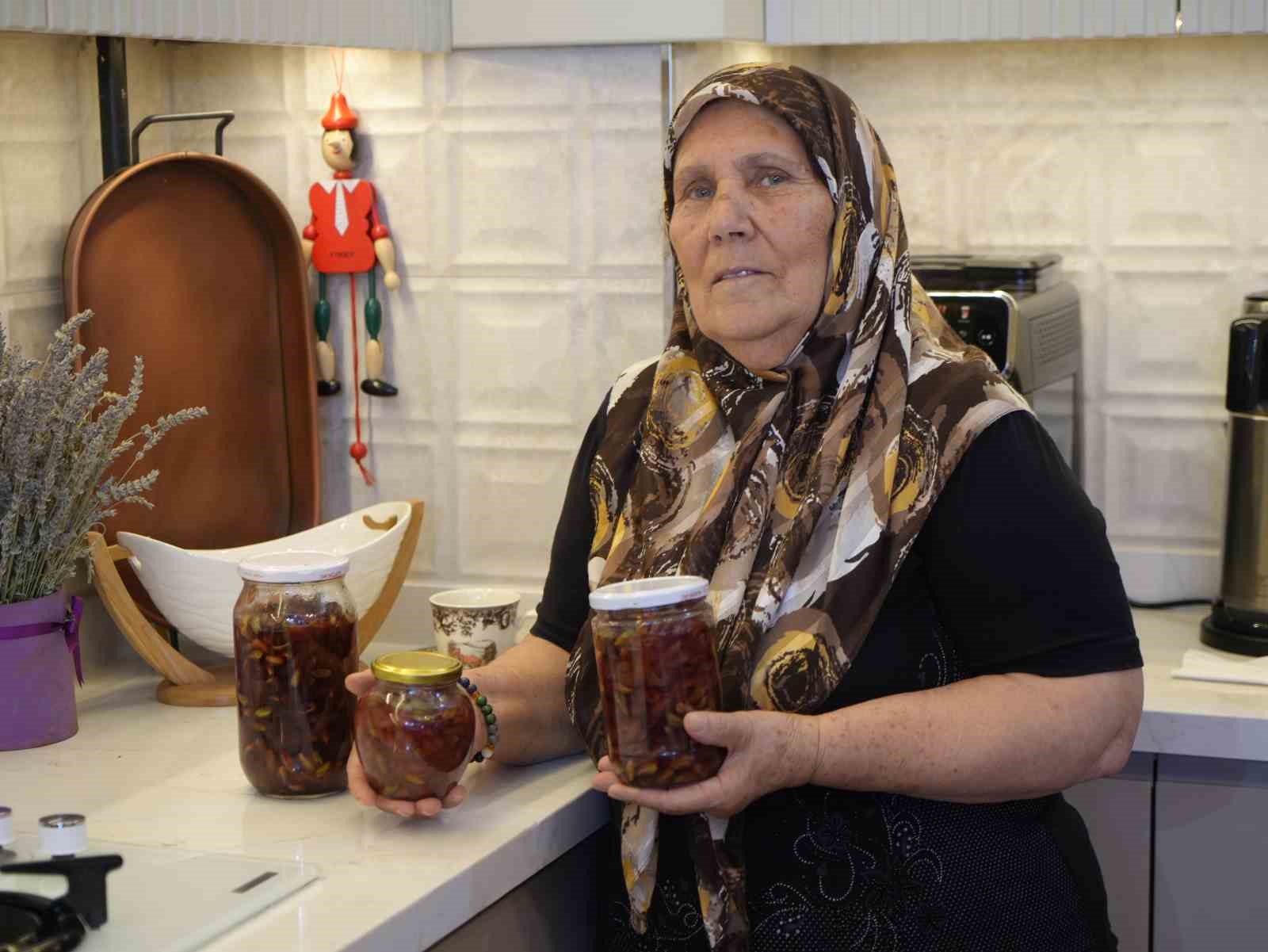 GASTRONOMİ KENTİ GAZİANTEP'TE 73 YAŞINDAKİ REYZAN DİRMİLLİ, ÇÖPE GİDEN ANTEP FISTIĞI KABUKLARINI REÇELE DÖNÜŞTÜREREK GERİ DÖNÜŞÜME KAZANDIRDI.