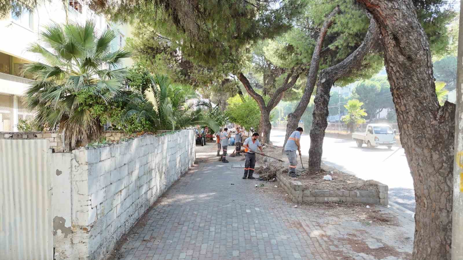 NAZİLLİ BELEDİYESİ’NDEN DEVLET KARAYOLUNDA KAPSAMLI TEMİZLİK ÇALIŞMASI