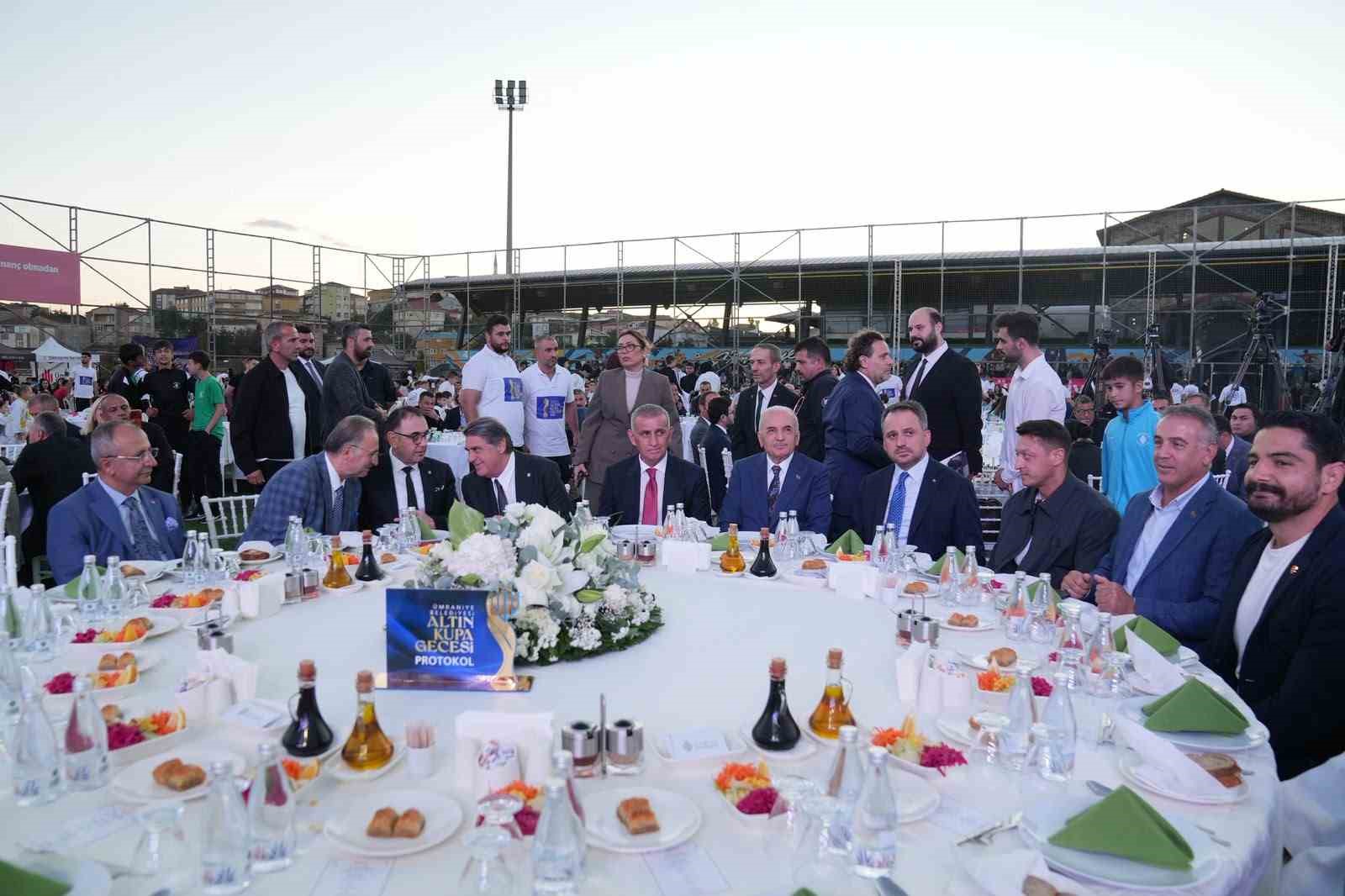 ÜMRANİYE BELEDİYESİ SPOR KULÜBÜ SPORCULARININ ULUSAL VE ULUSLARARASI ARENADA ELDE ETTİĞİ BAŞARILAR, BU YIL 2. KEZ DÜZENLENEN GELENEKSEL ALTIN KUPA GECESİ'NDE TAÇLANDIRILDI.