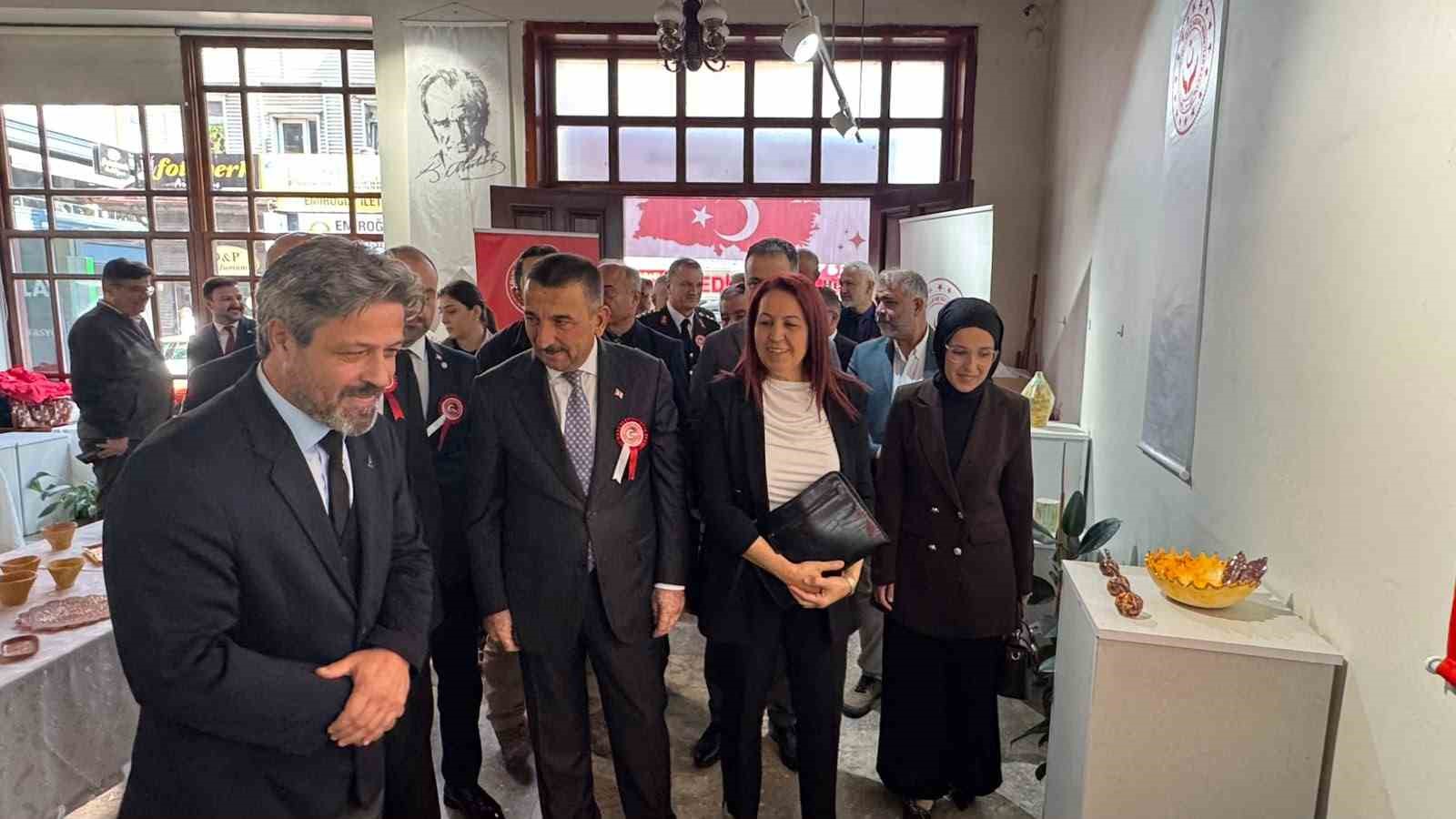 19 EYLÜL GAZİLER GÜNÜ DOLAYISIYLA ZONGULDAK’TA ŞEHİT ANNELERİ VE GAZİ EŞLERİNİN HAZIRLADIĞI SERAMİK ESERLERDEN OLUŞAN SERGİ AÇILDI.