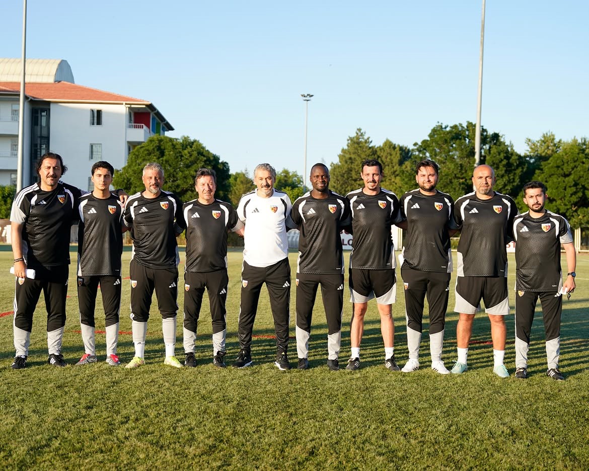 KAYSERİSPOR’UN TEKNİK EKİBİNDE YER ALAN ATLETİK PERFORMANS ANTRENÖRÜ MERT YAĞIZ AYKIN, KADIN A MİLLİ TAKIMA DAVET EDİLDİ.