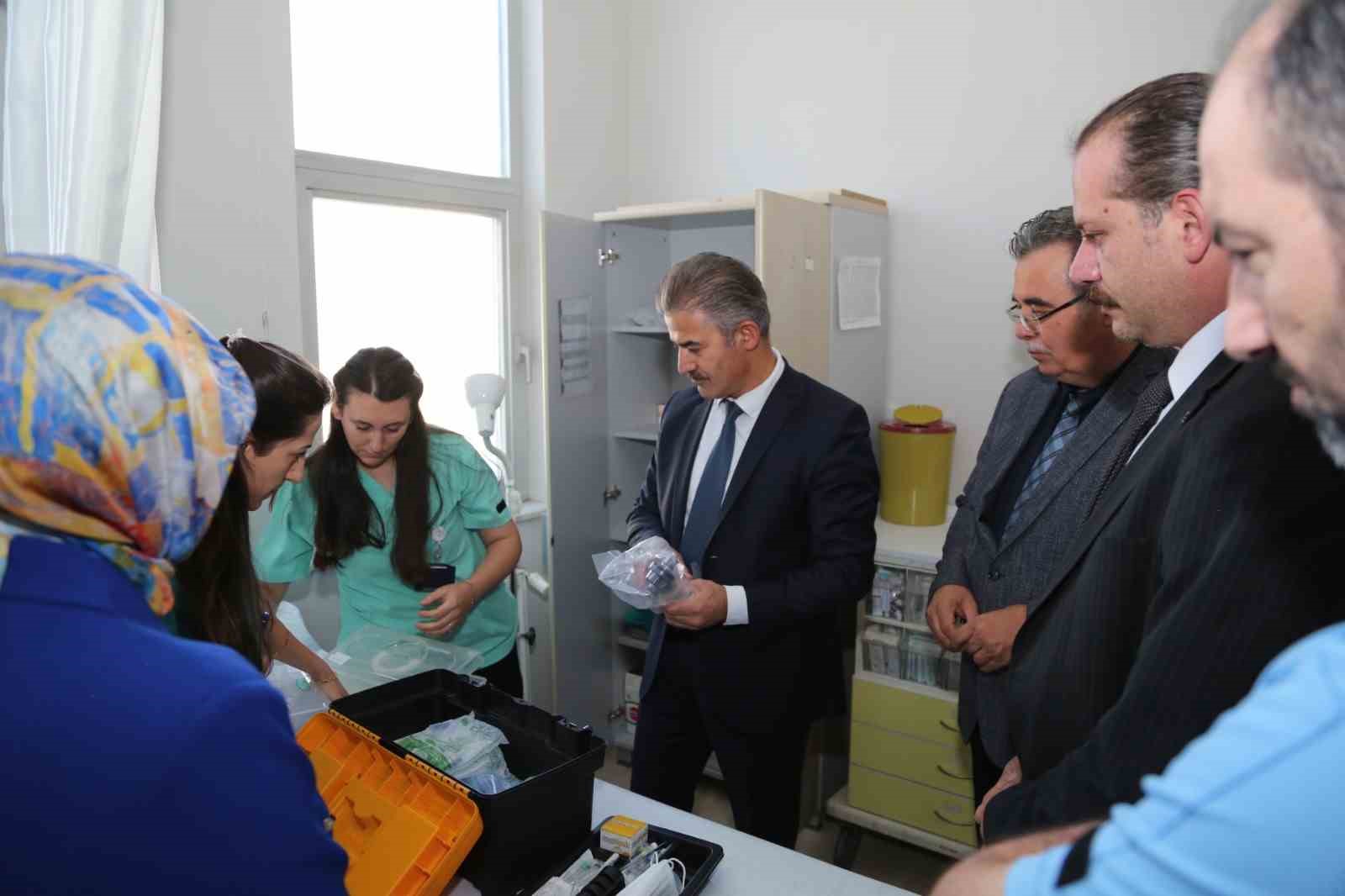 ERZURUM İL SAĞLIK MÜDÜRÜ DR. ÖĞR. ÜYESİ MEHMET MERAL, KENT GENELİNDE SÜRDÜRDÜĞÜ SAHA ÇALIŞMALARI KAPSAMINDA PALANDÖKEN İLÇESİNDEKİ SAĞLIK KURULUŞLARINI ZİYARET EDEREK YÜRÜTÜLEN ÇALIŞMALARI YERİNDE İNCELEDİ.