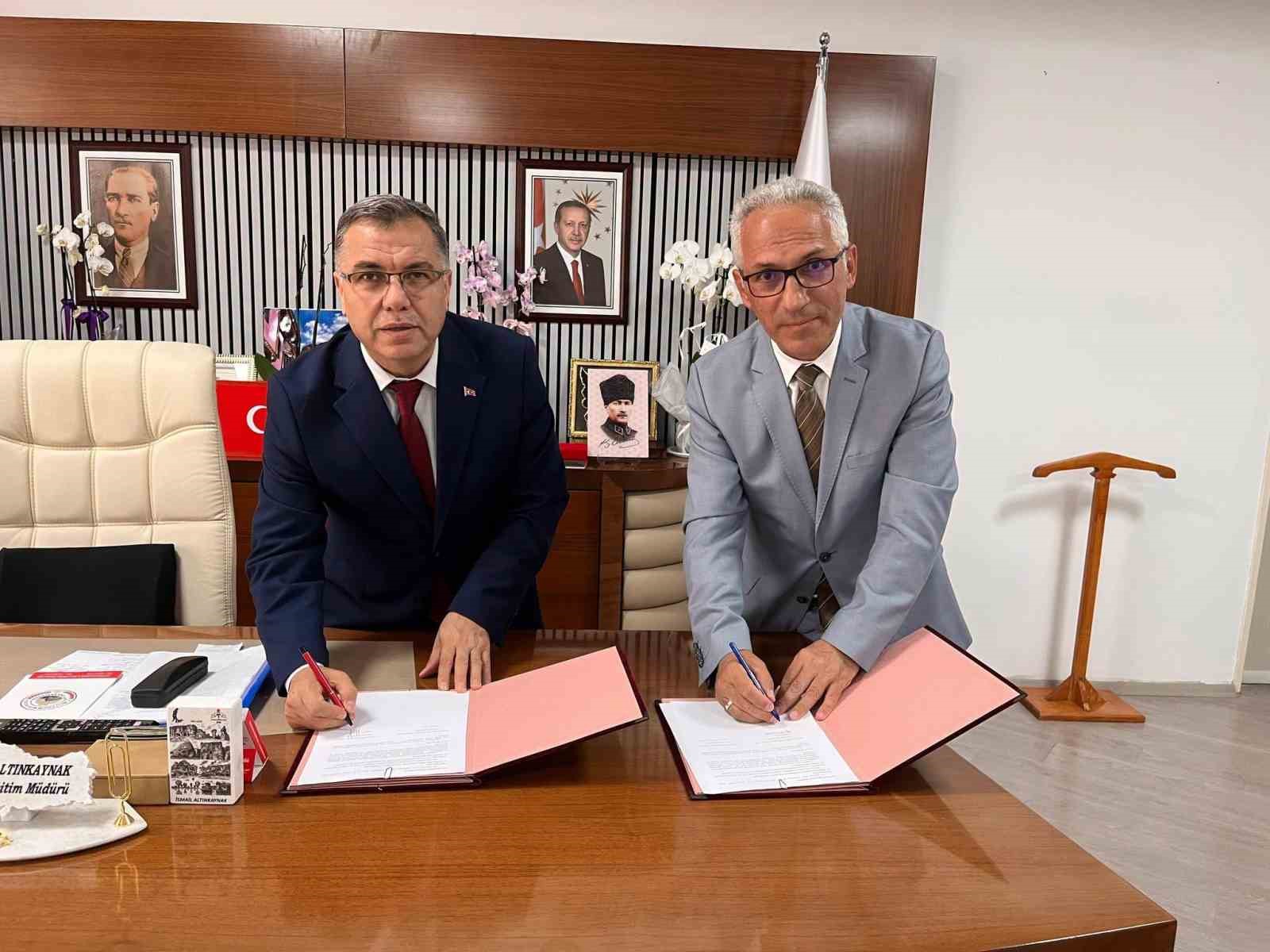 AFYONKARAHİSAR'DA ŞEHİTLİKLERDE BULUNAN ANITLARIN BAKIM VE ONARIMLARININ YAPILMASINA YÖNELİK BÖLGE MÜDÜRLÜĞÜ İLE İL MİLLÎ EĞİTİM MÜDÜRLÜĞÜ ARASINDA İŞ BİRLİĞİ PROTOKOLÜ İMZALANDI. (İL MİLLÎ EĞİTİM MÜDÜRÜ İSMAİL ALTINKAYNAK SOLDA)