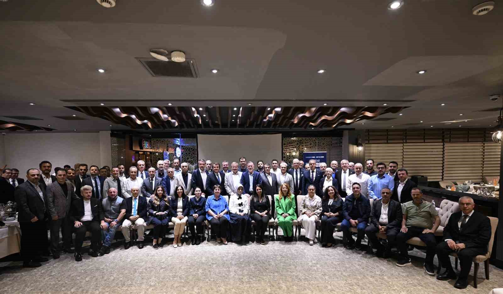 BTSO YÖNETİM KURULU BAŞKANI İBRAHİM BURKAY, TEKNOSAB’IN BİR SANAYİ BÖLGESİNİN ÖTESİNDE ÜRETİM, TİCARET, TEKNOLOJİ VE HİZMET SEKTÖRLERİNİ AYNI EKOSİSTEMDE BULUŞTURDUĞUNU BELİRTEREK, "BURASI BİR SANAYİ BÖLGESİ DEĞİL BİR EKOSİSTEM. BURADA TİCARET VAR, ÜRETİM VAR, HİZMET SEKTÖRÜ VAR, SERBEST BÖLGE VAR,