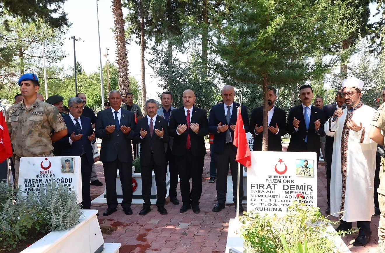 ADIYAMAN’DA 19 EYLÜL GAZİLER GÜNÜ DOLAYISIYLA DÜZENLENEN PROGRAM KAPSAMINDA ŞEHİTLİK ZİYARET EDİLDİ.