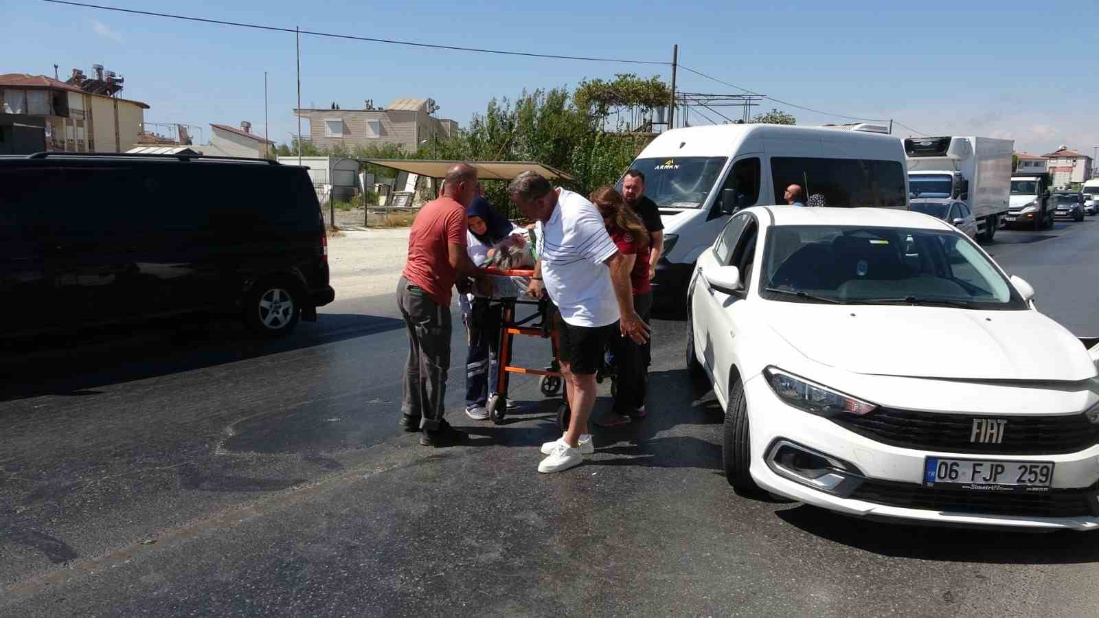 ANTALYA’NIN MANAVGAT İLÇESİNDE AKARYAKIT TANKERİNİN OTOMOBİLLE ÇARPIŞMASI SONUCU MEYDANA GELEN KAZADA OTOMOBİLDE YOLCU OLARAK BULUNAN BİR KADIN YARALANDI.