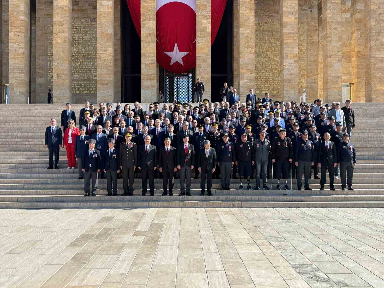 ANKARA VALİSİ YAKUP CANBOLAT VE BERABERİNDEKİLER, 19 EYLÜL GAZİLER GÜNÜ DOLAYISIYLA ANITKABİR'İ ZİYARET ETTİ.