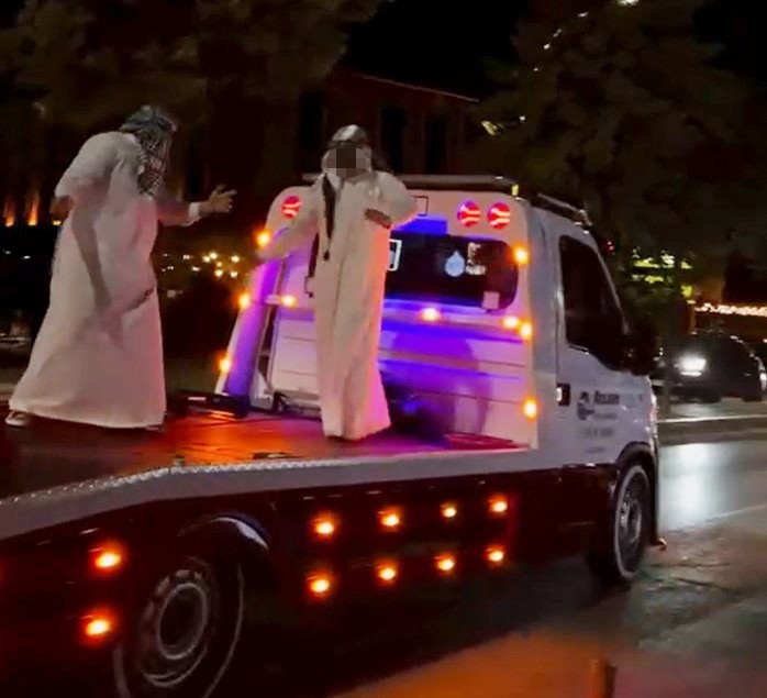 AKSARAY’DA YOL ORTASINDA DANS EDEN 2 GENÇ, KAVŞAKTA DURAN ARAÇ ÇEKİCİSİNİN ÜZERİNE ÇIKIP SEYİR HALİNDE DANS ETMEYE DEVAM EDİNCE SÜRÜCÜYE CEZA YAĞDI.