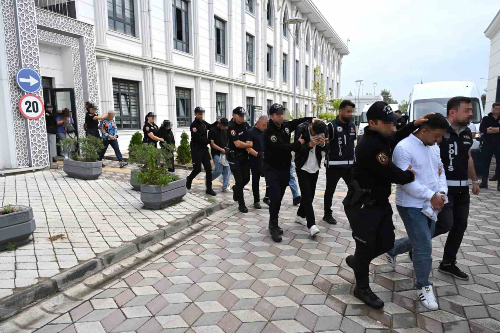 KOCAELİ MERKEZLİ 4 İLDE SUÇ ÖRGÜTLERİNİN EYLEM VE FAALİYETLERİNİN DEŞİFRE EDİLMESİNE YÖNELİK DÜZENLENEN "SOKAKLAR GÜVENDE" OPERASYONUNDA GÖZALTINA ALINAN 14 ŞÜPHELİDEN 7'Sİ TUTUKLANDI.
