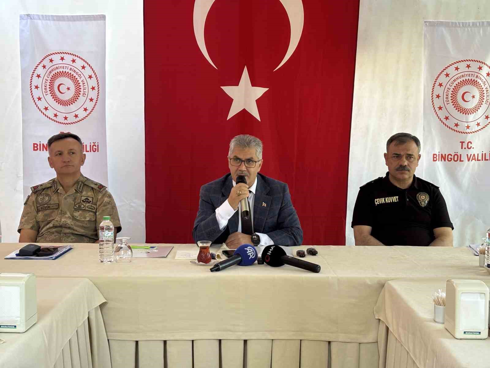İL JANDARMA KOMUTANI SABRİ KÜYÜK (SOLDA), VALİ CAHİT ÇELİK (ORTADA), İL EMNİYET MÜDÜRÜ BEYTİ KALAYCI (SAĞDA).